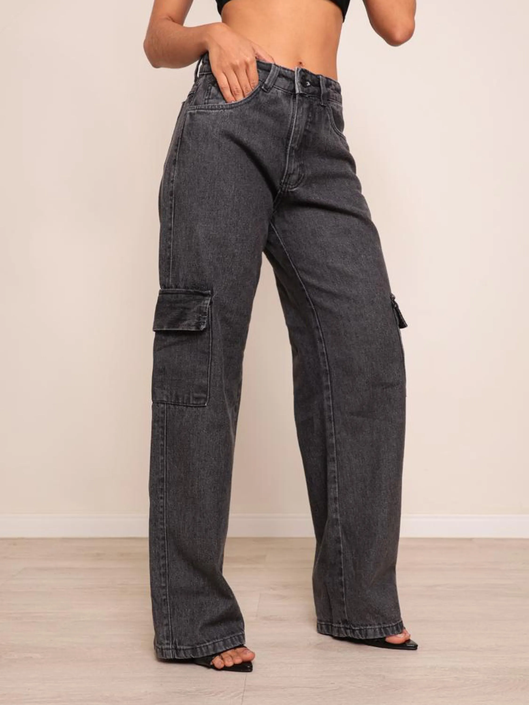 Calça wide leg cargo jeans feminina