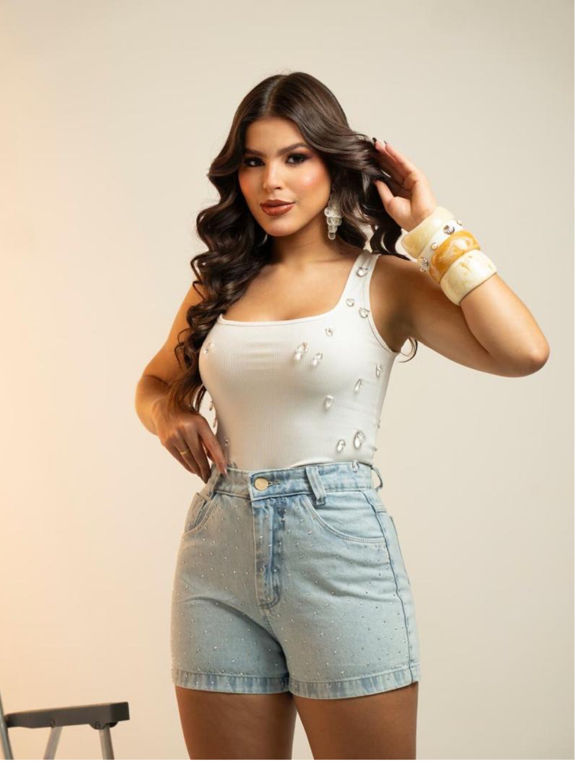 Short jeans feminino de strass