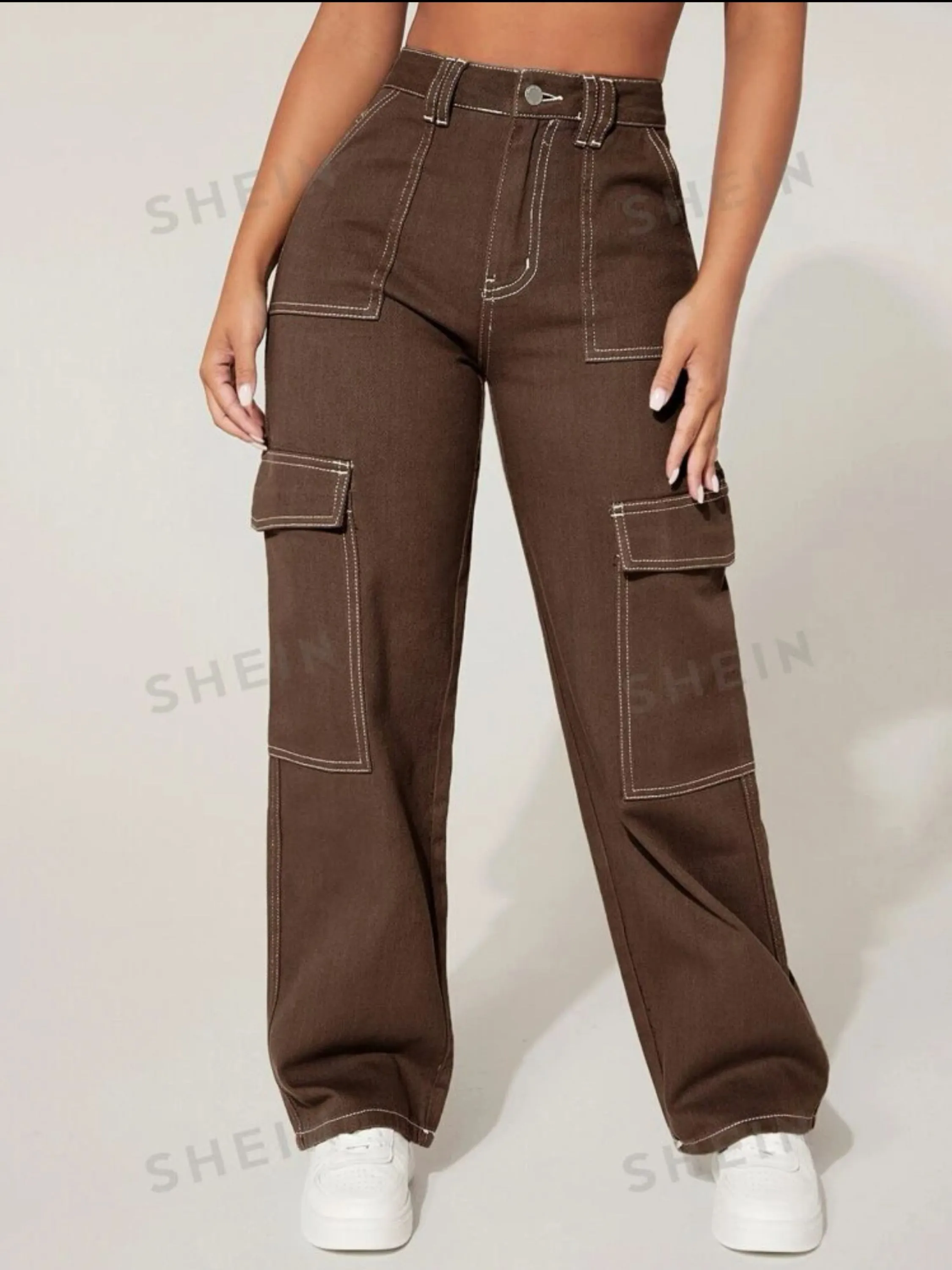 Calça cargo marrom linha branca