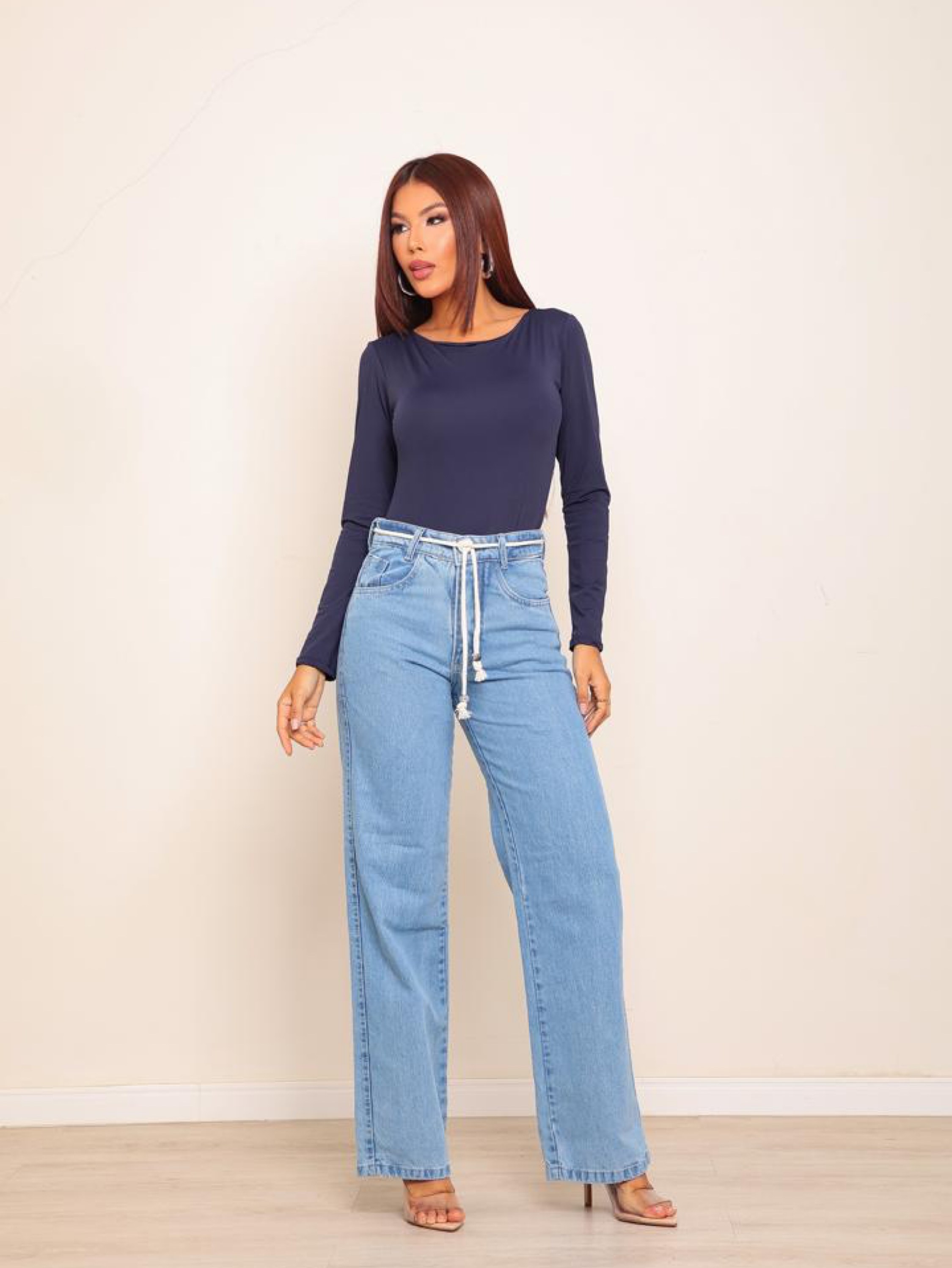 Calça wide leg jeans feminina com cordonzinho
