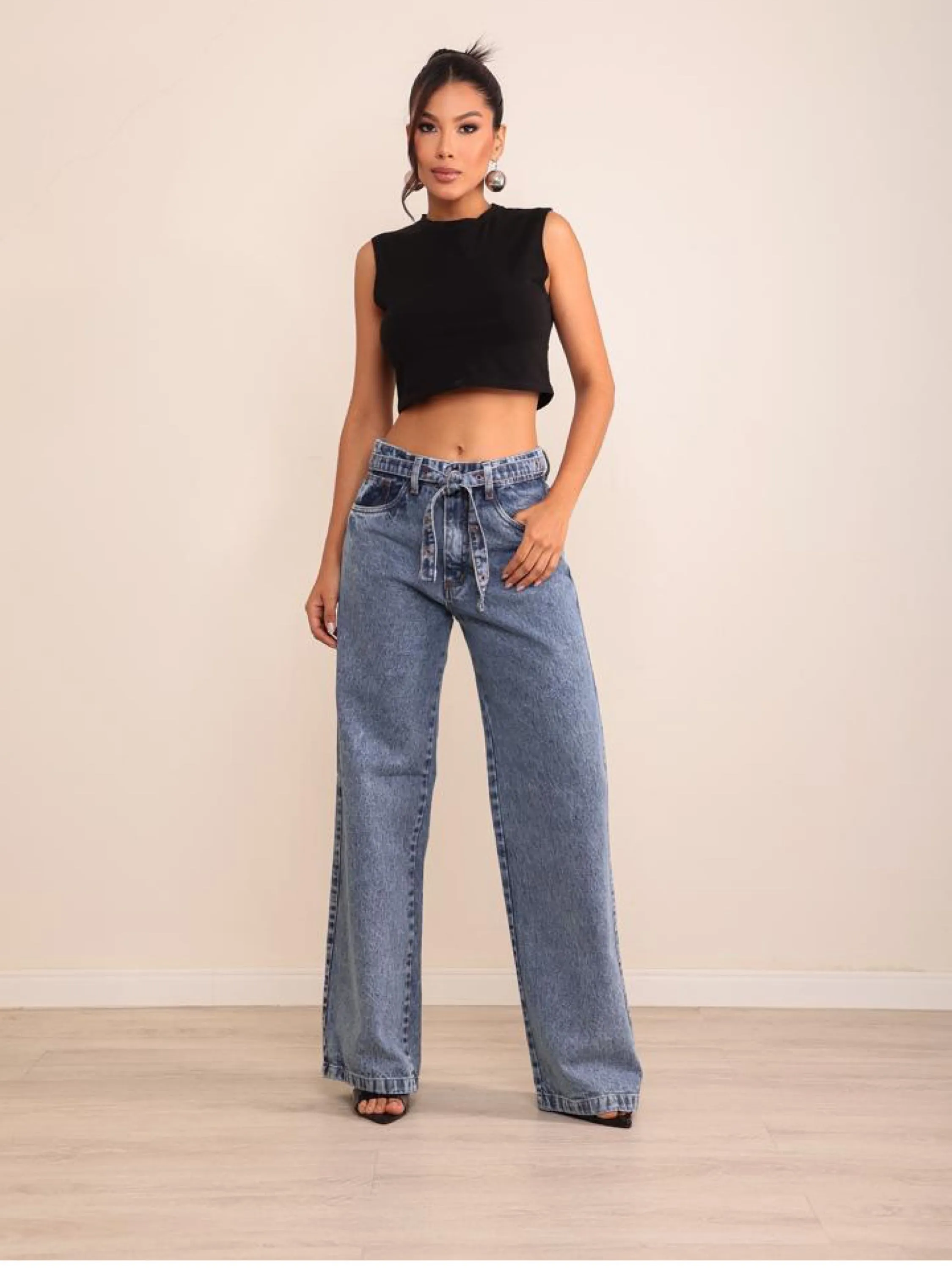 Calça wide leg jeans feminina com cordonzinho