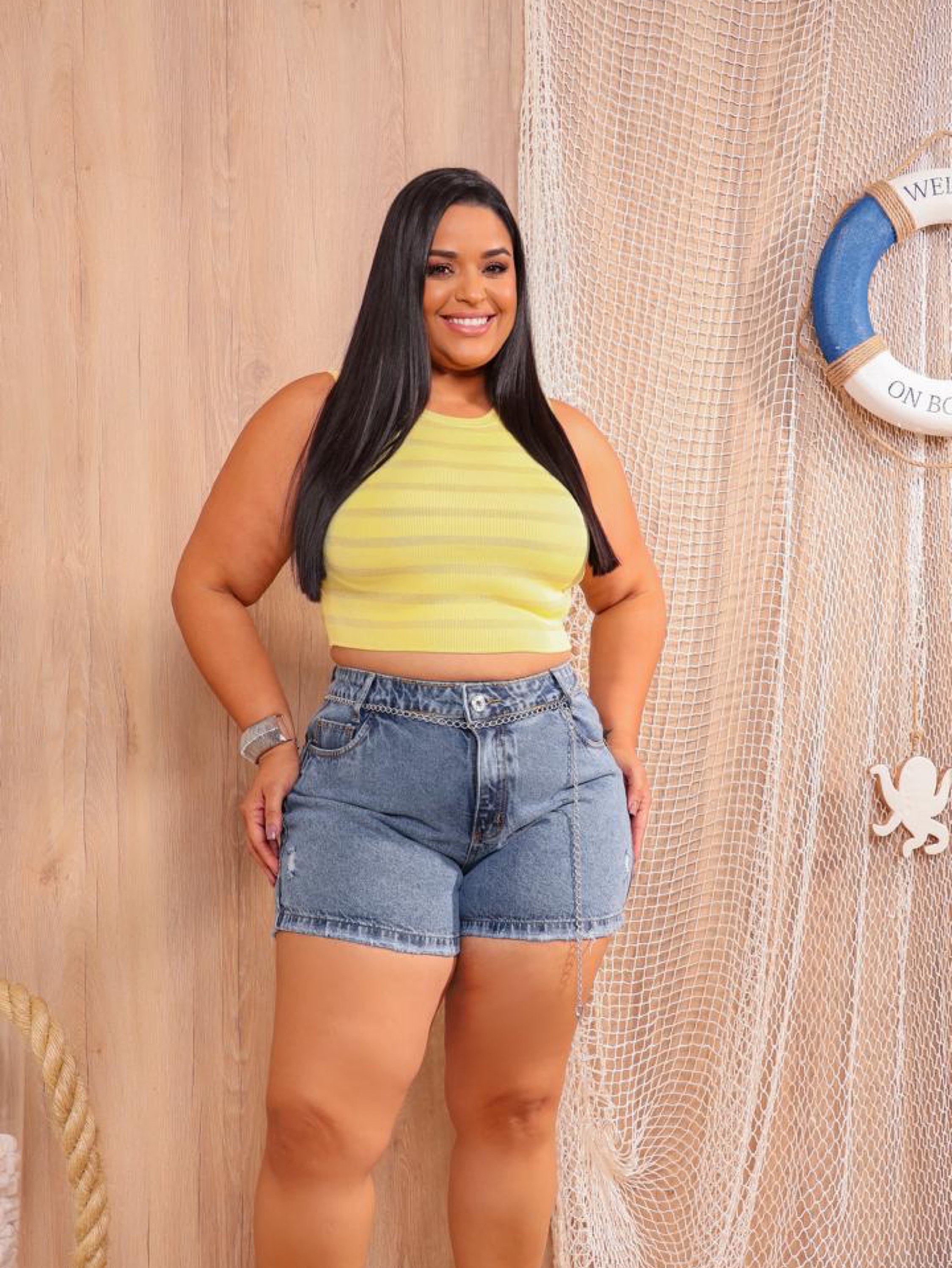 Short jeans feminino plus size com corrente