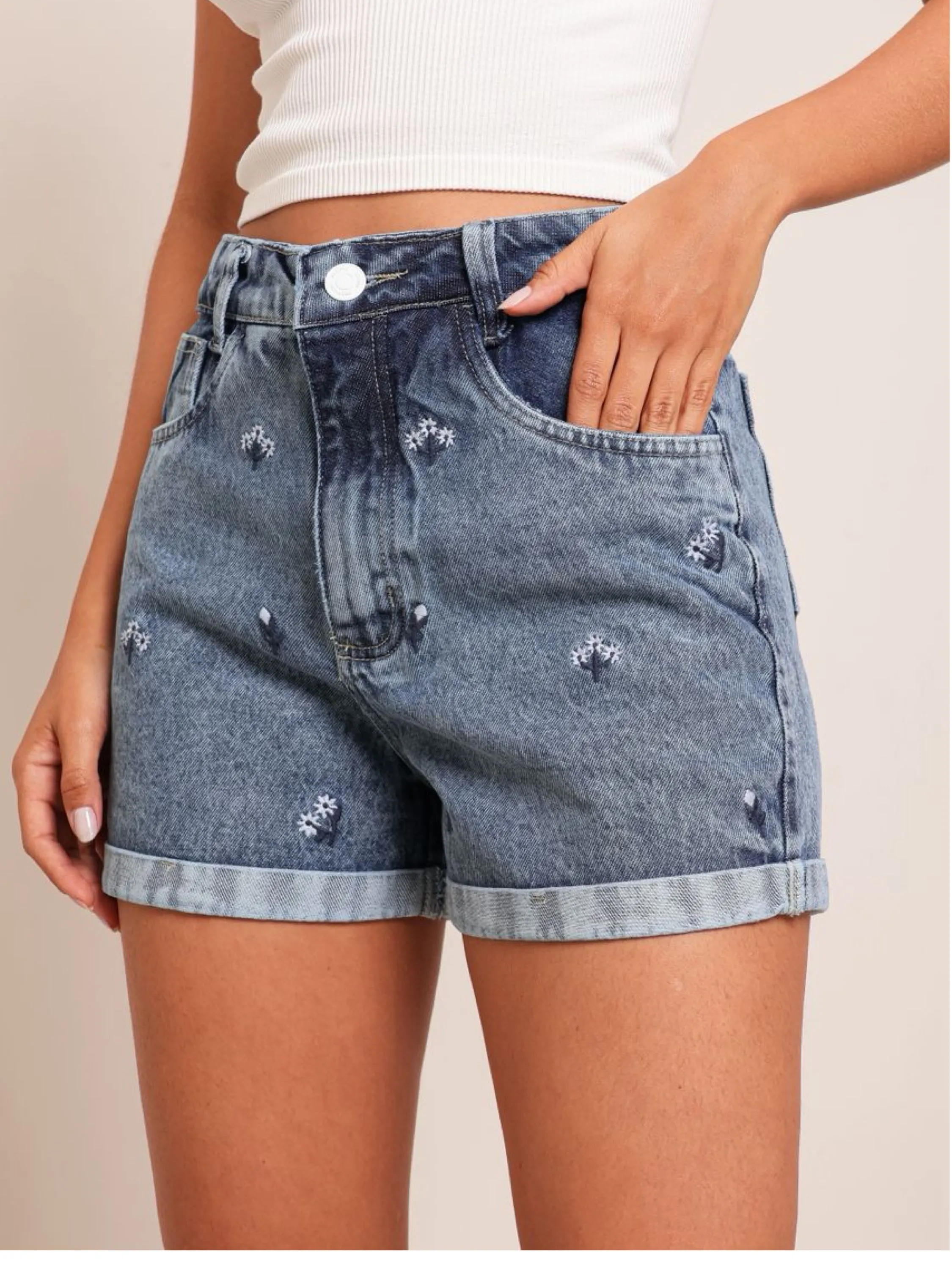 Short jeans feminino bordado