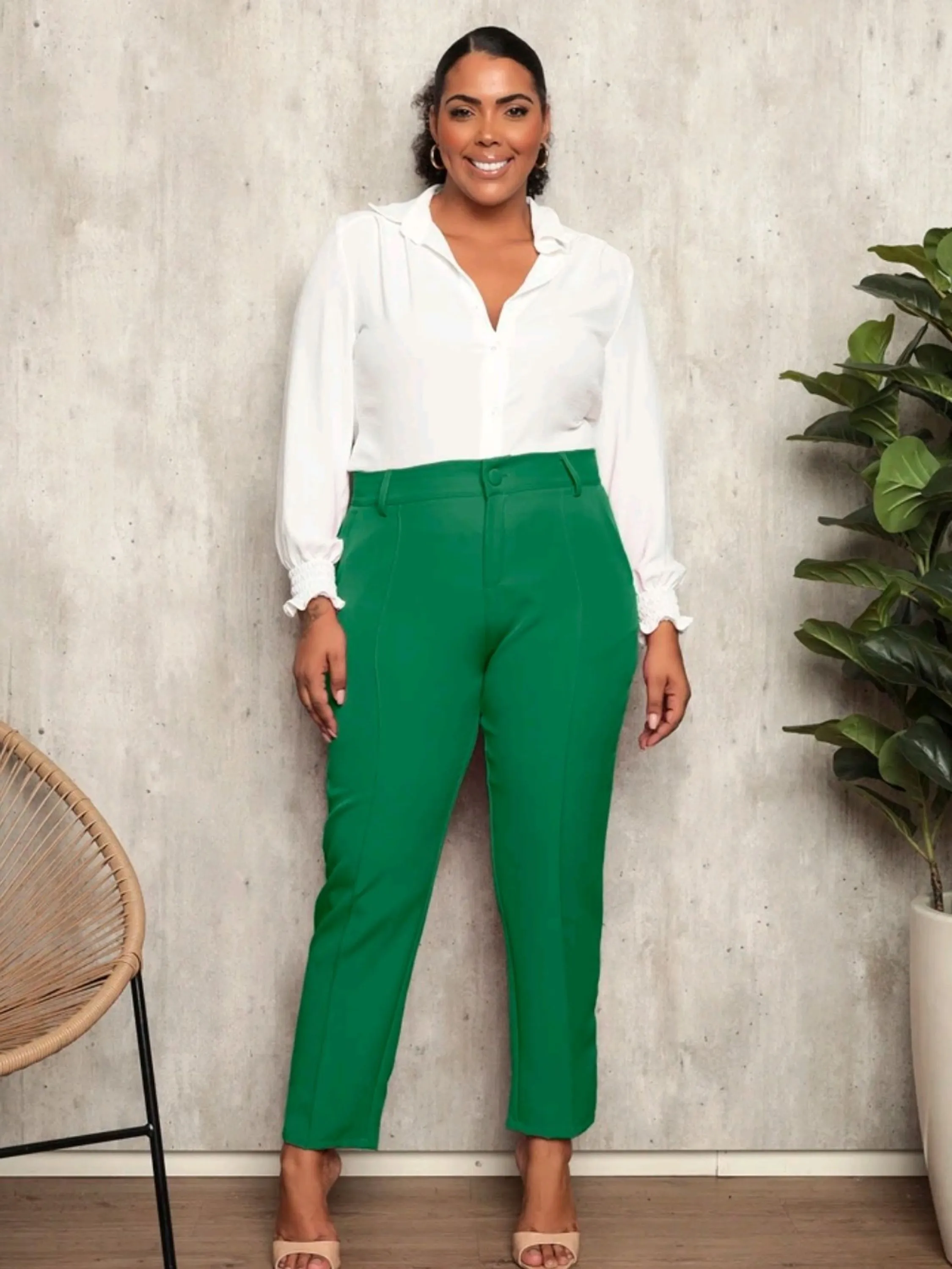 Calça Alfaiataria Plus Size Com Linha Na Frente