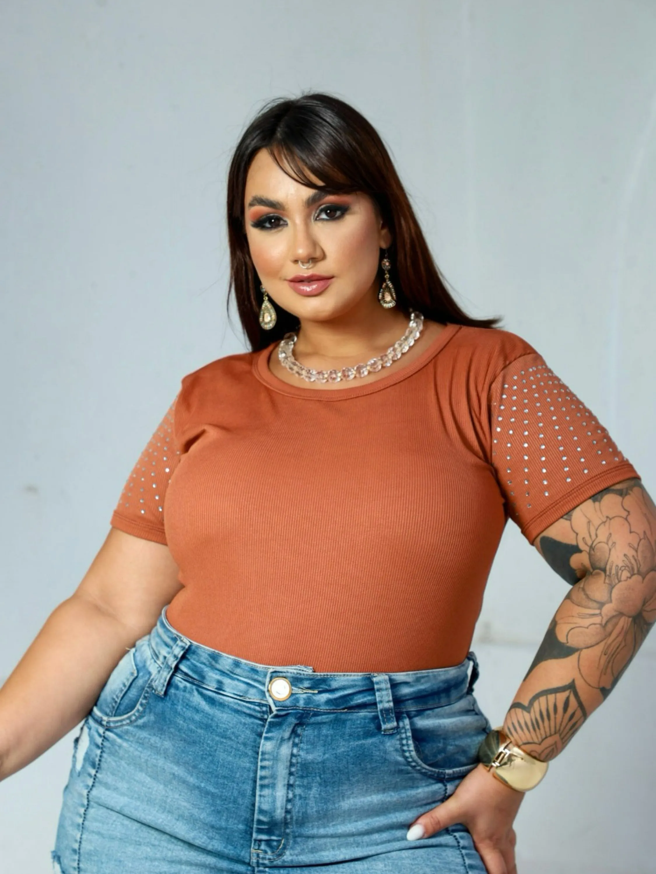 Blusa plus size manga curta com strass