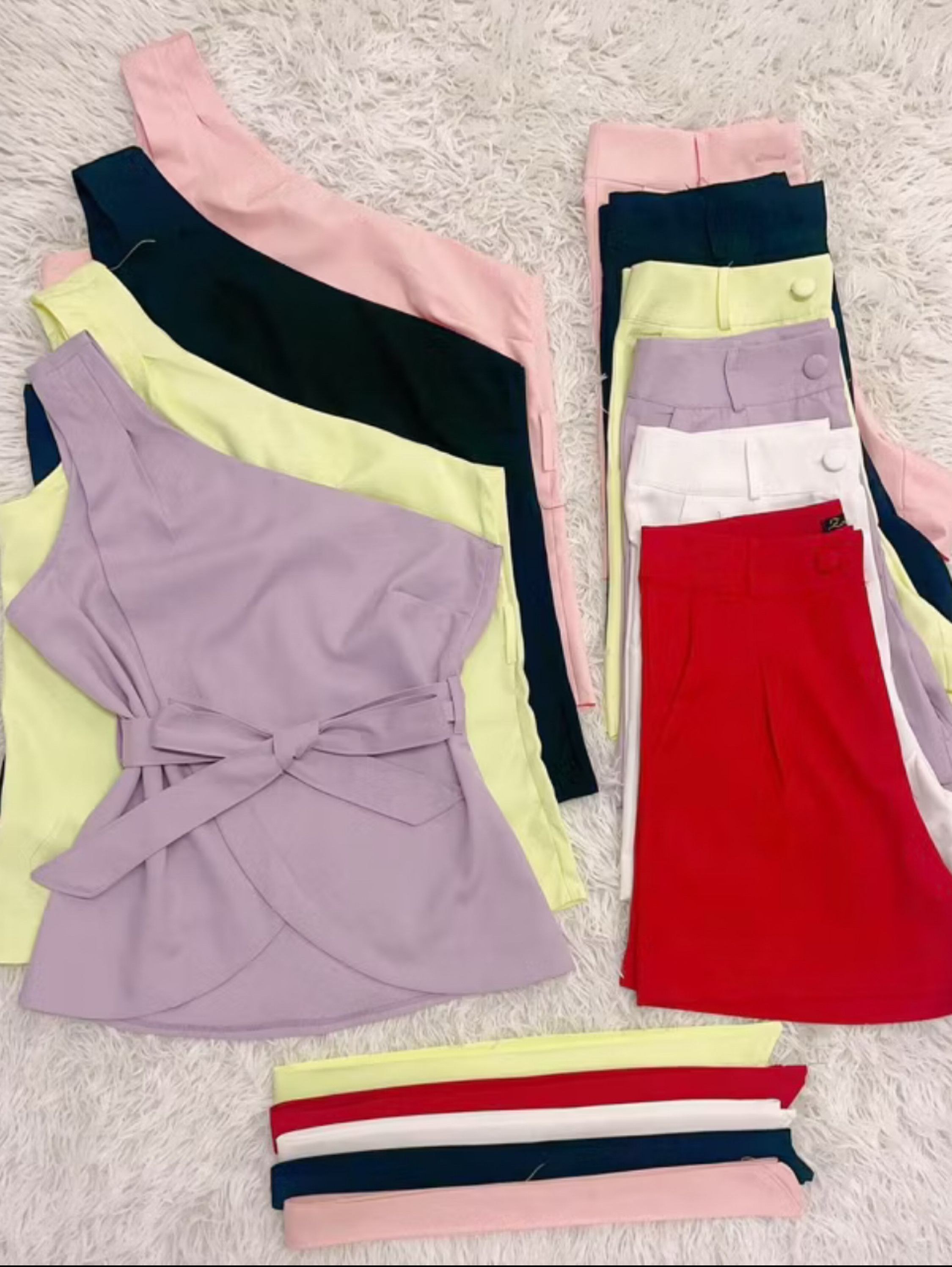 Um cinto de ombro terno shorts Lili moda feminina