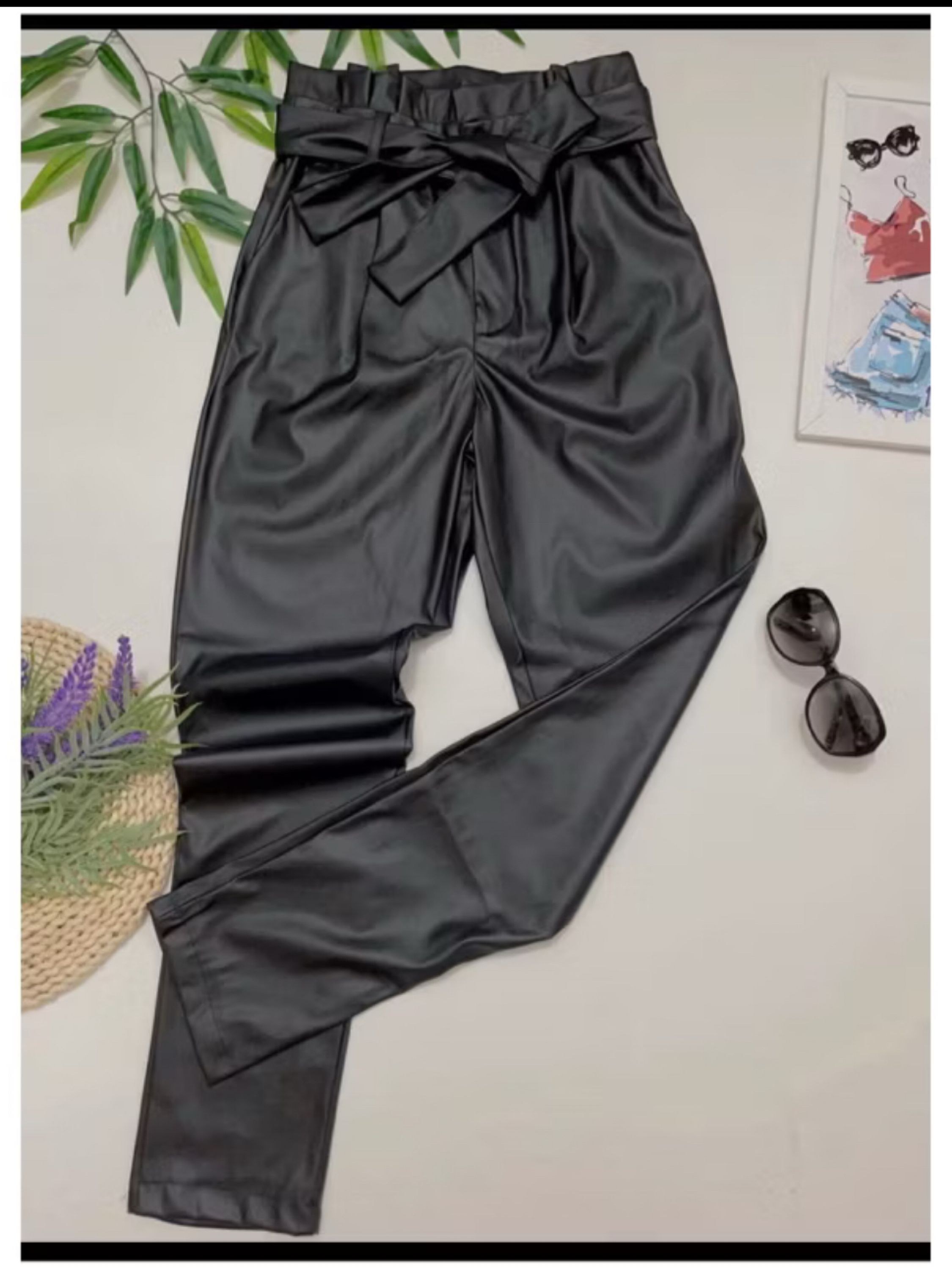 calça modelo couro tem cinto Lili moda feminina