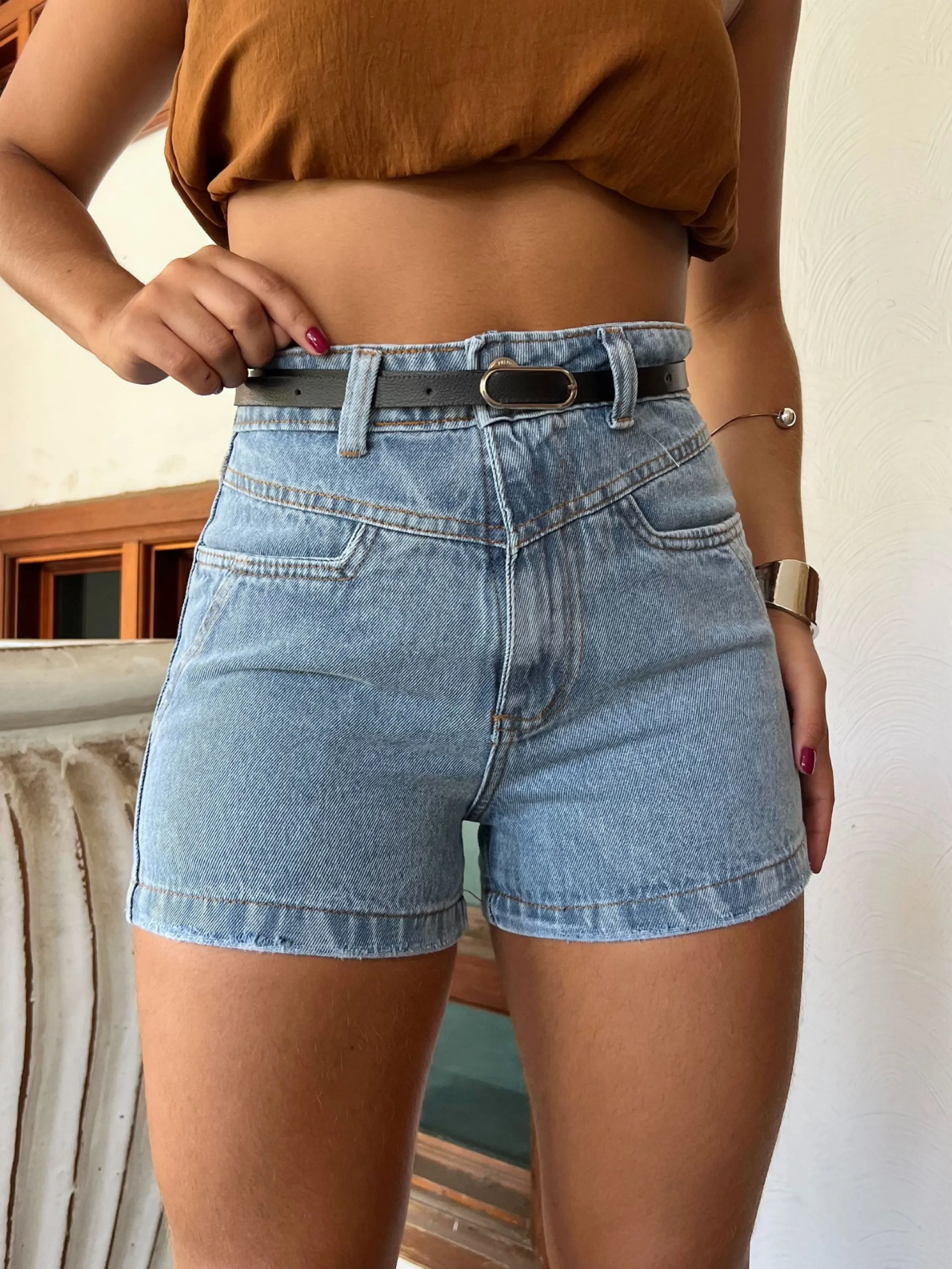 062-Shorts jeans com cinto cintura alto Short costura