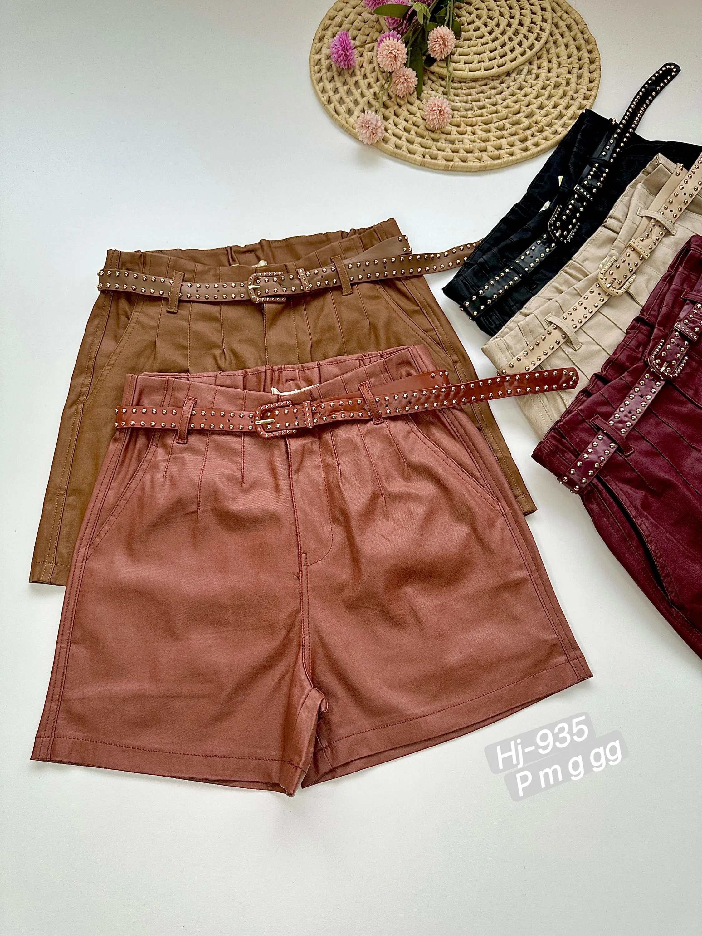 Shorts com Cinto de Tachas (Hj935)