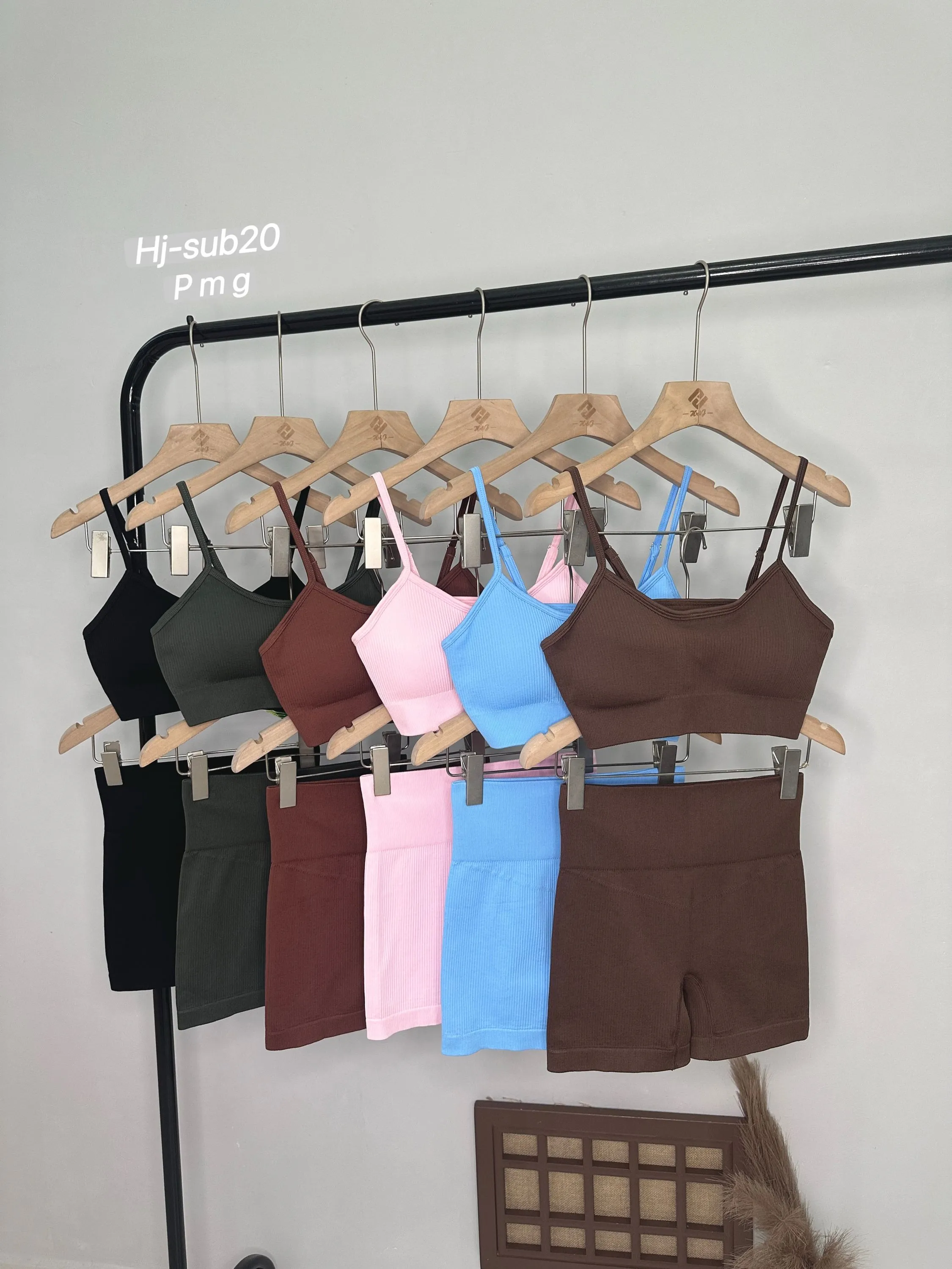 Conjunto Fitness Canelado com Top e Shorts (sub20)
