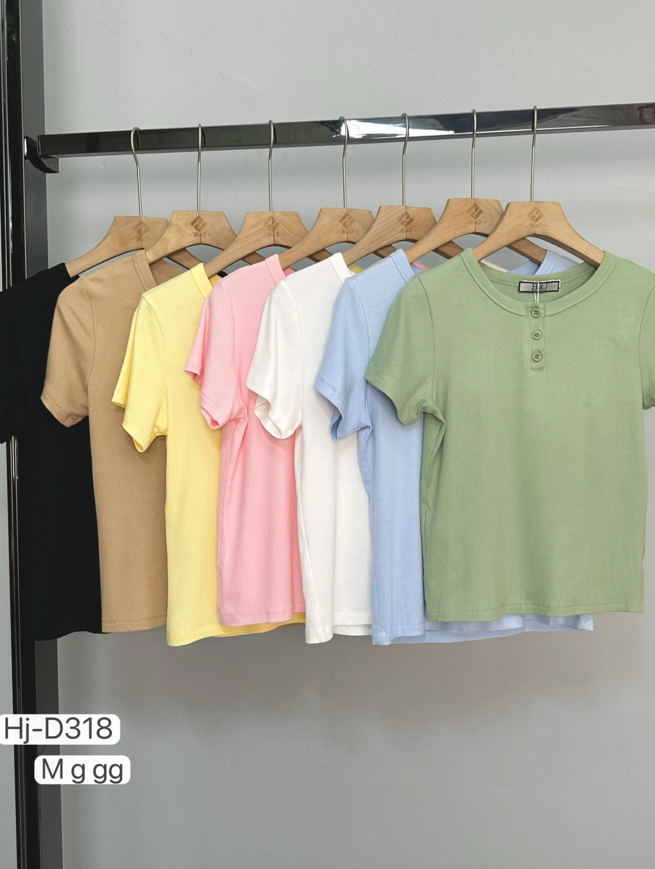 Blusa feminina básica com botões no decote (D318)
