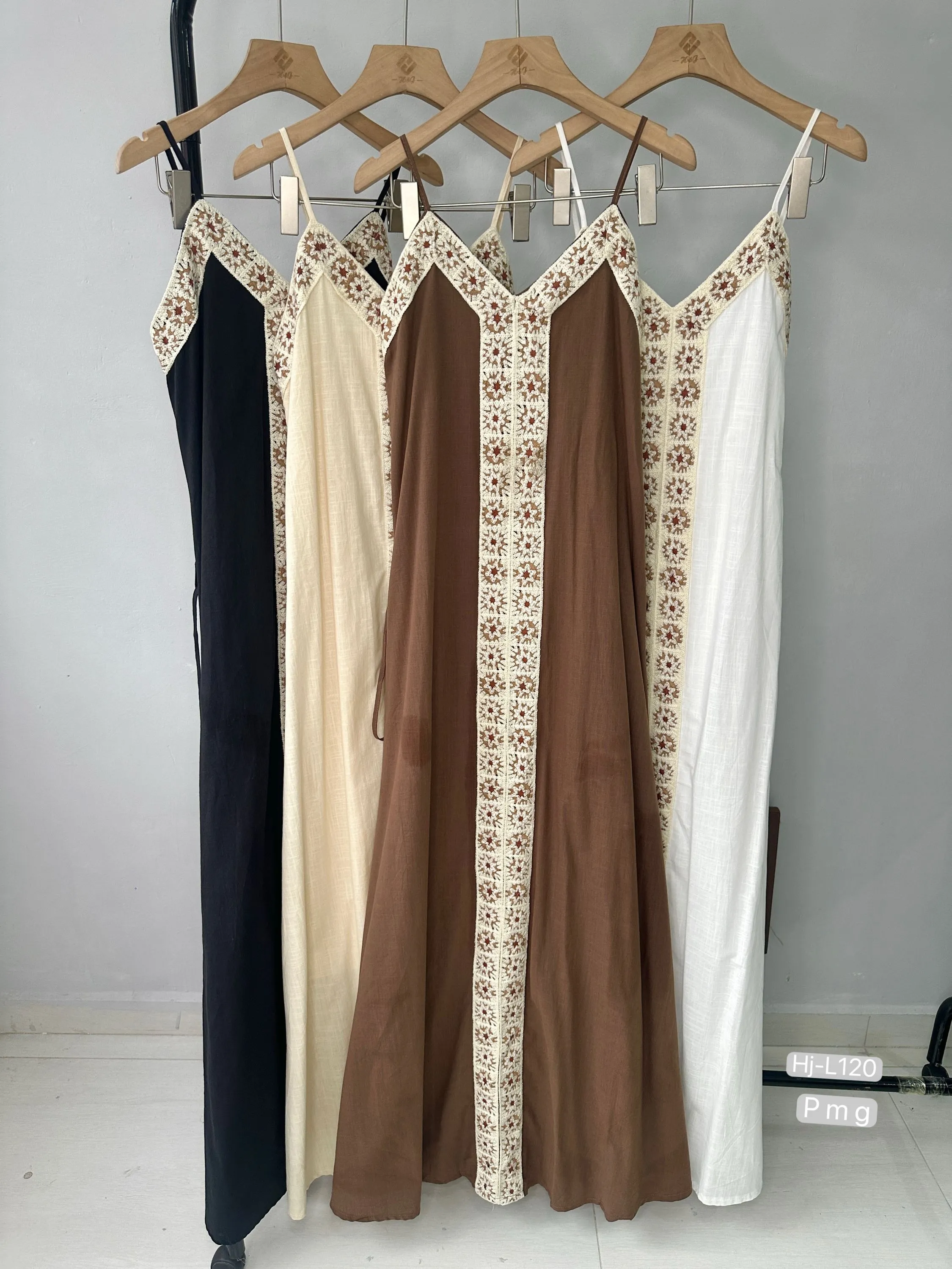 Vestido Longo com forro, Alças Finas e Detalhe Étnico (L120)