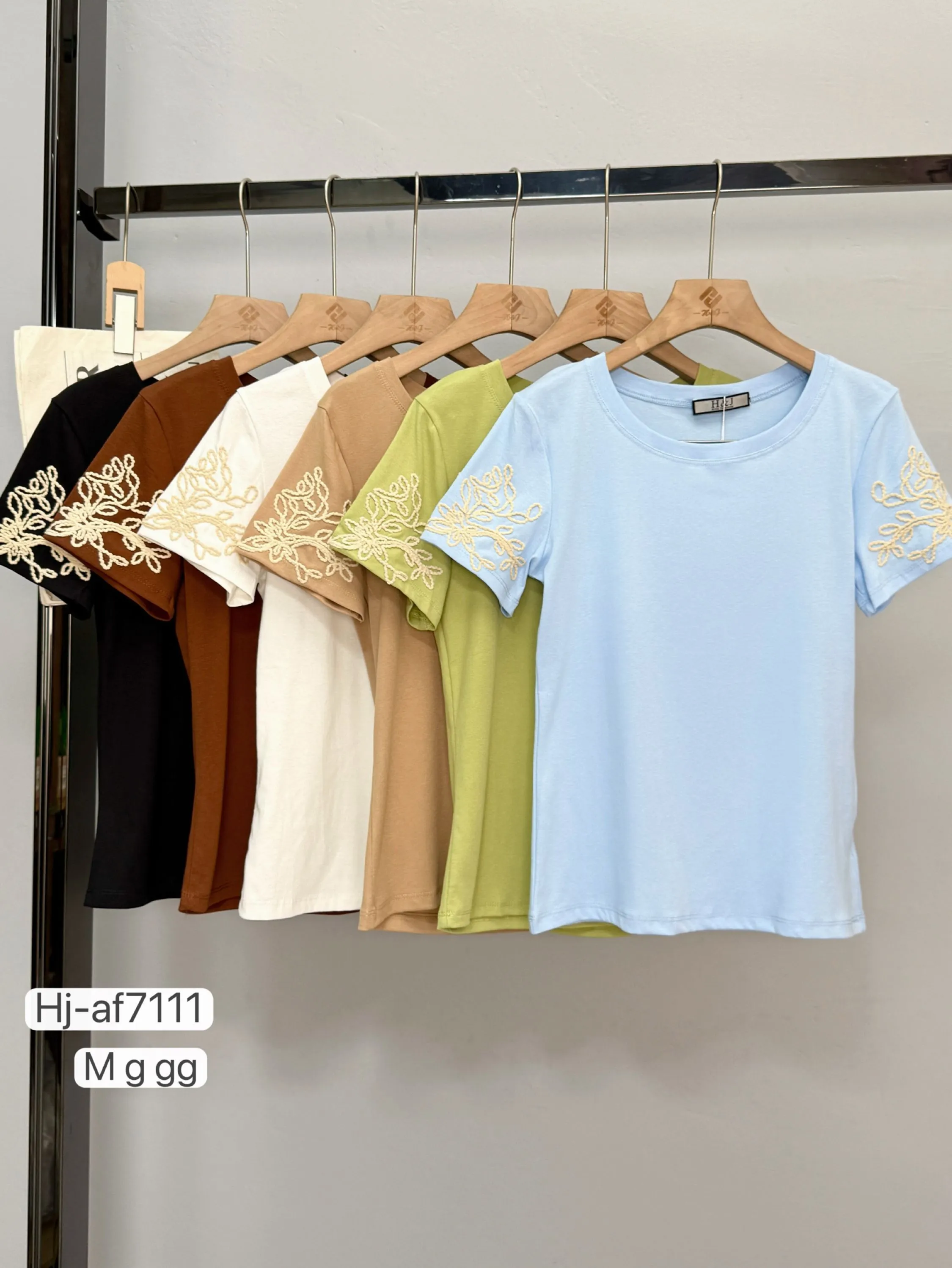 Blusa feminina manga curta com bordado nas mangas (AF7111)