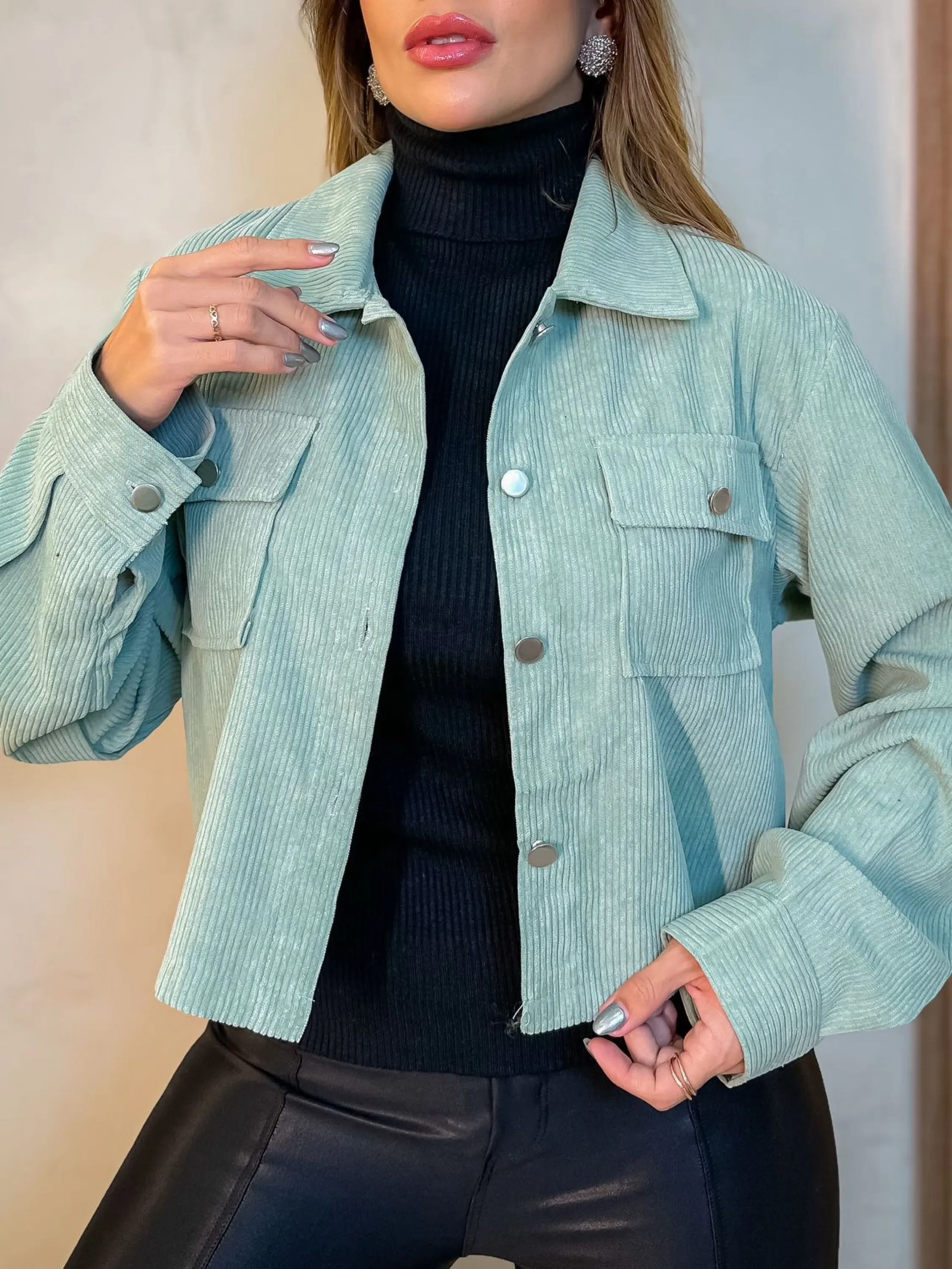 Cropped Feminino em Cotelê com Botões Frontais (XJ6610)