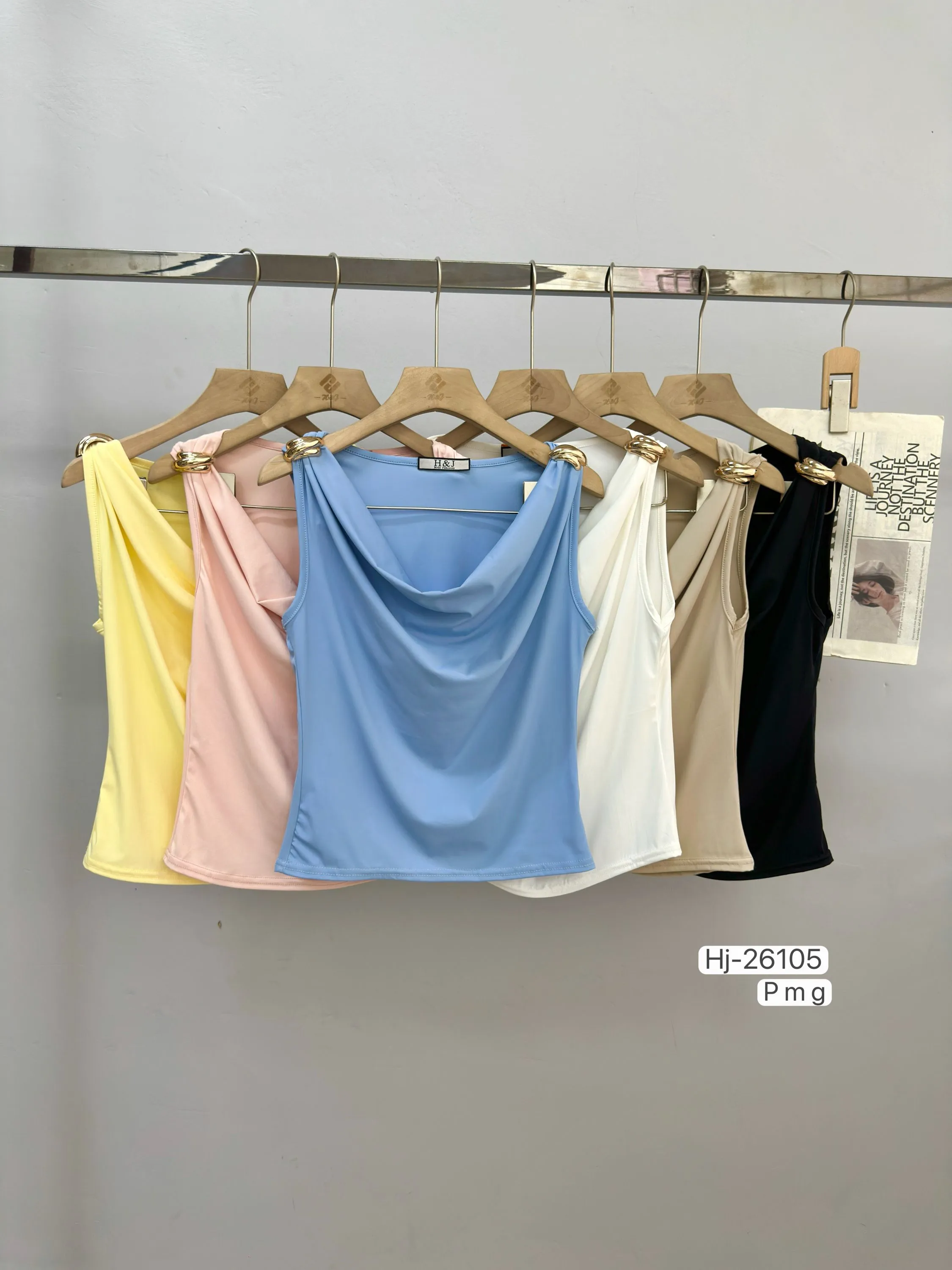 Blusa feminina drapeada com argolas douradas (26105)