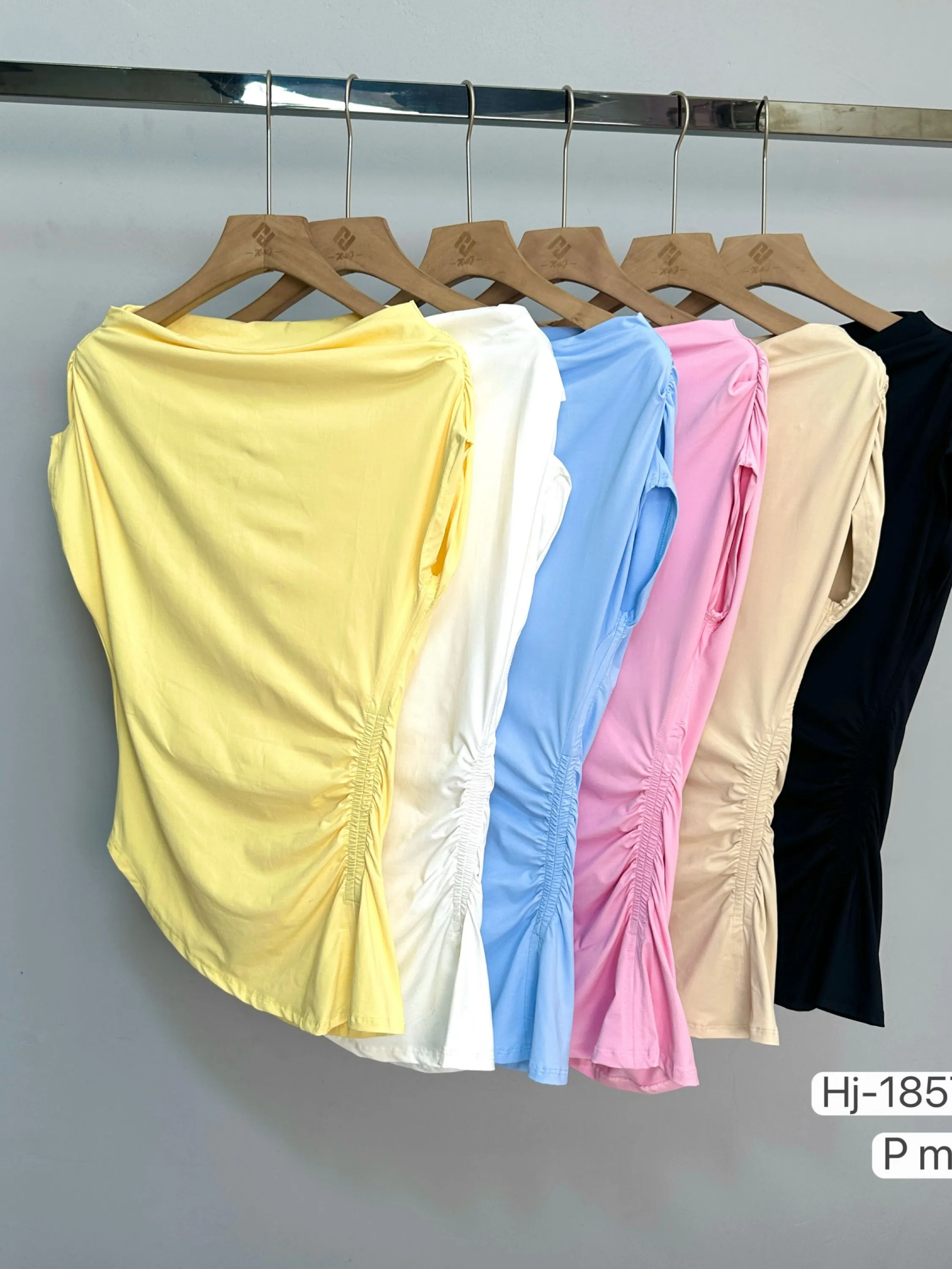Blusa feminina com drapeado lateral e decote canoa (1857)