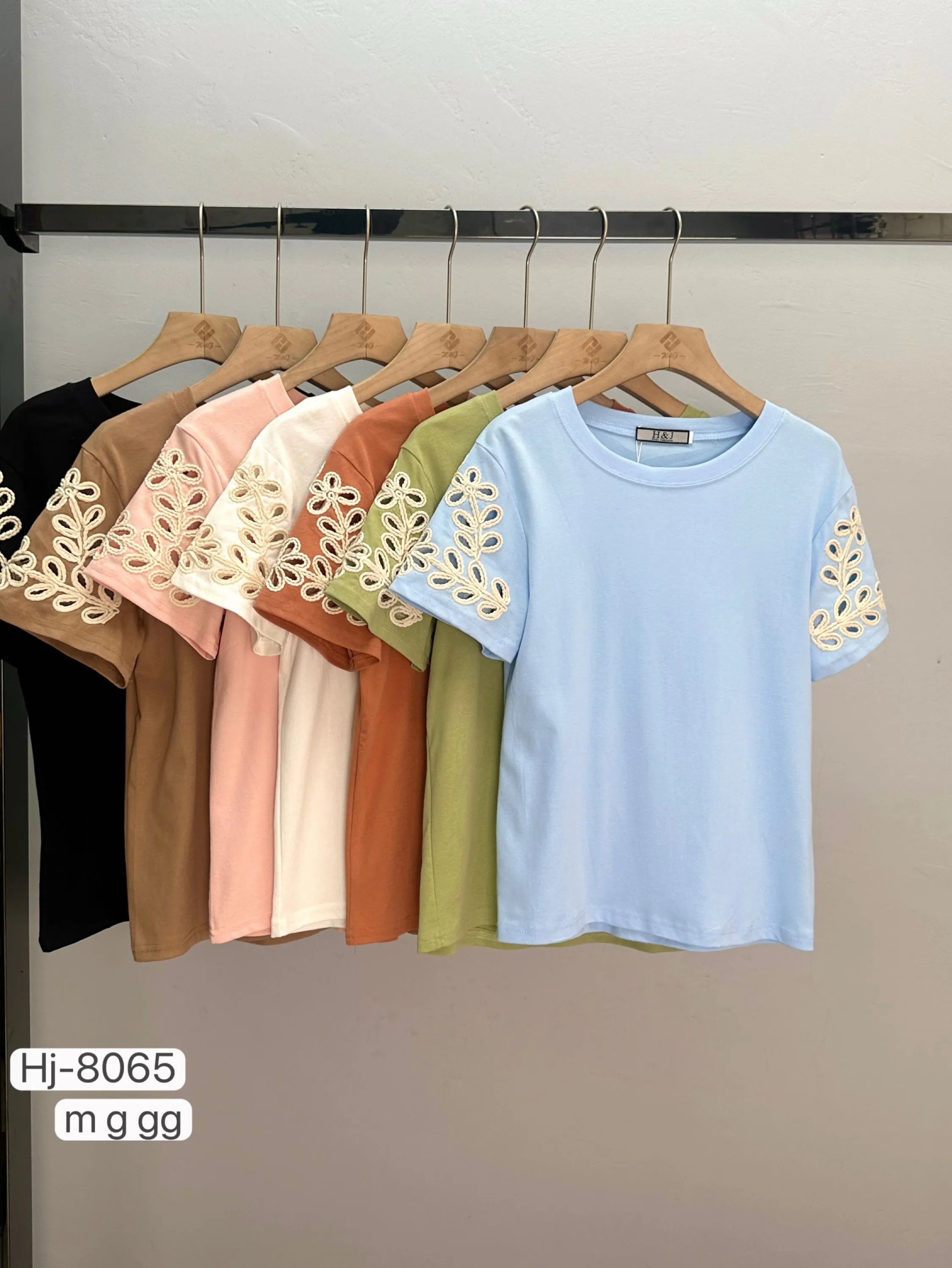 Blusa feminina com manga bordada em flor (8065)