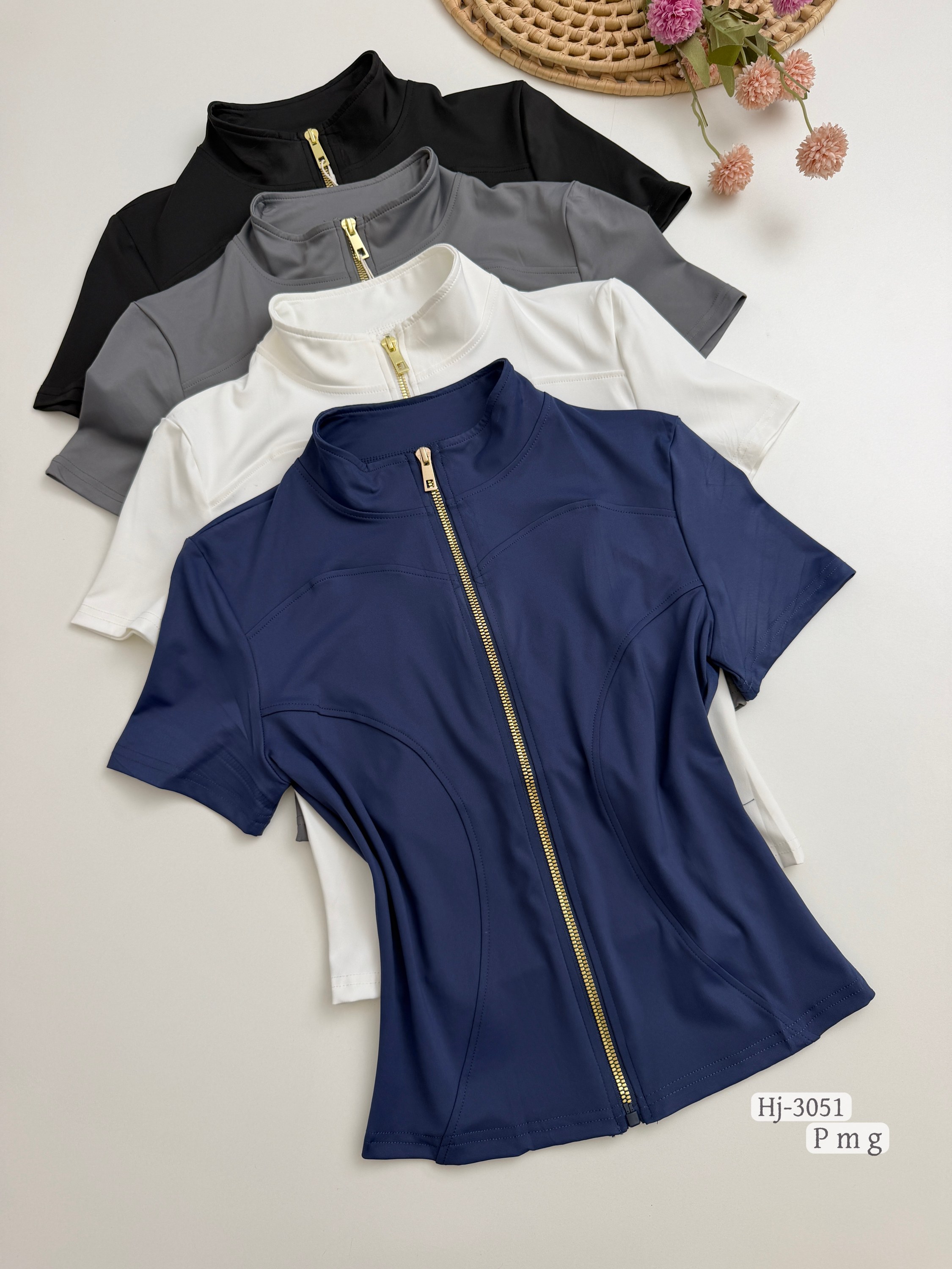 Blusa com zíper dourado frontal
