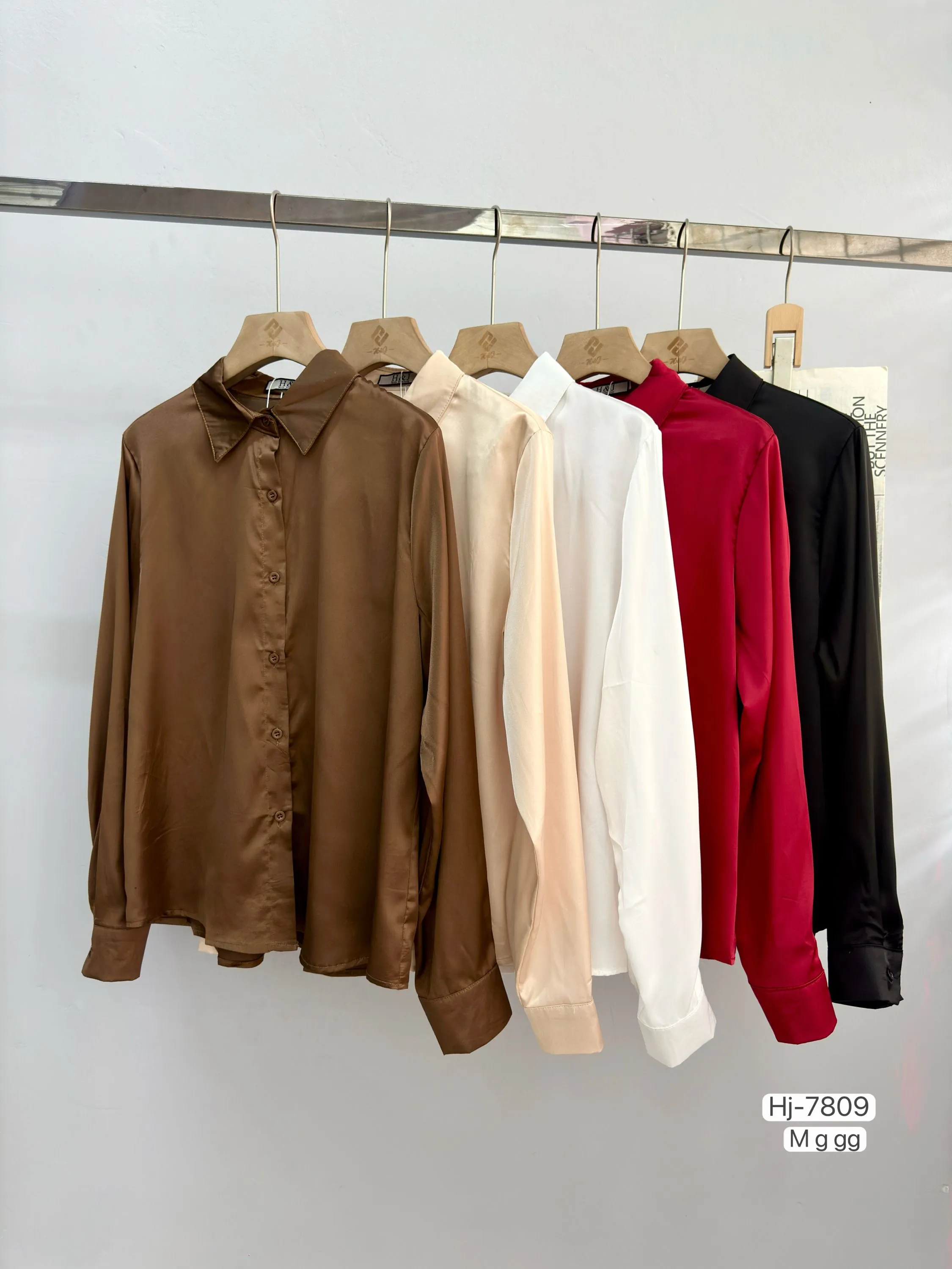 Camisa feminina manga longa em tecido acetinado (YL7809)