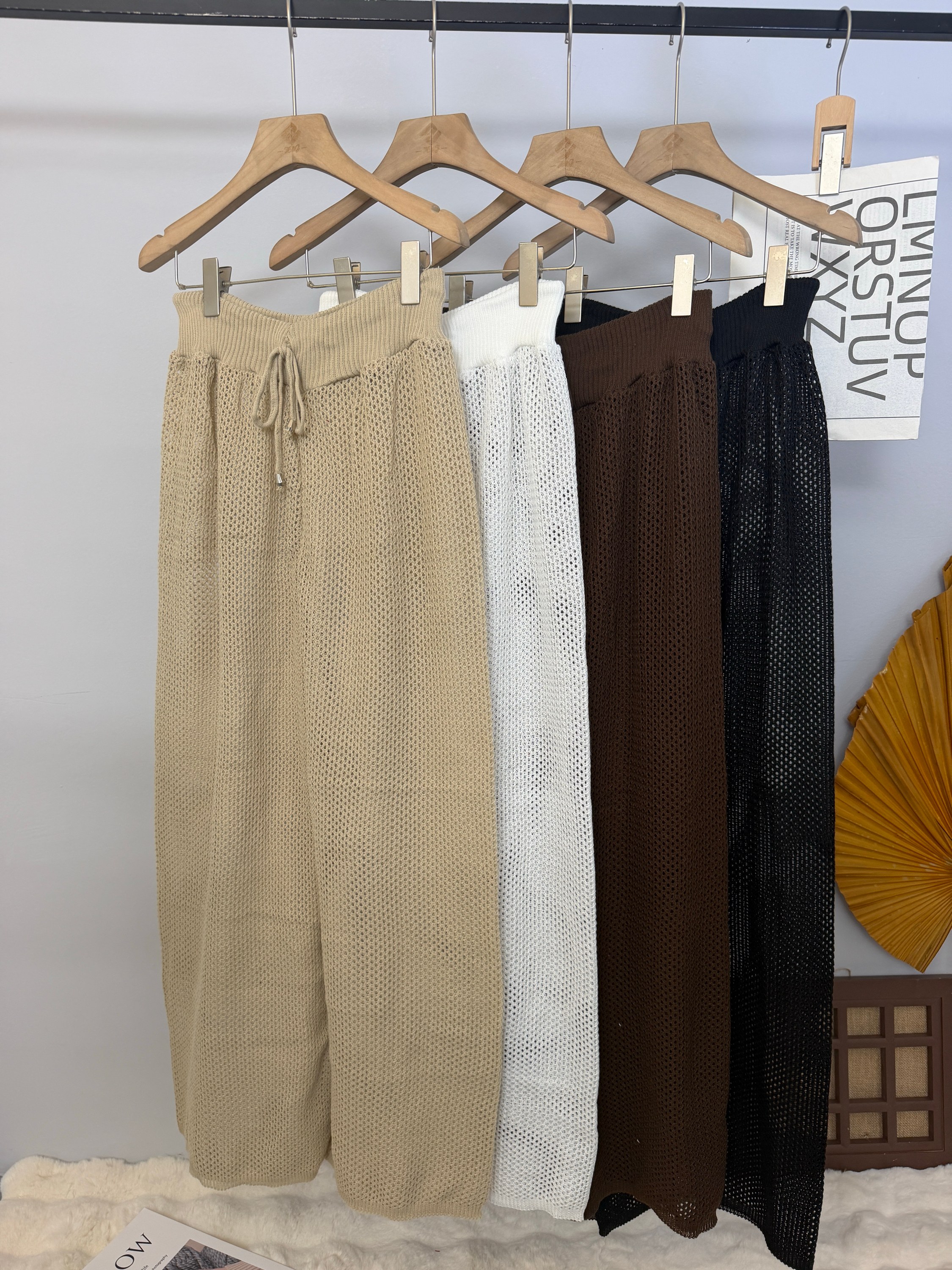 Calça Feminina Pantalona em Tricô Vazado com Cordão