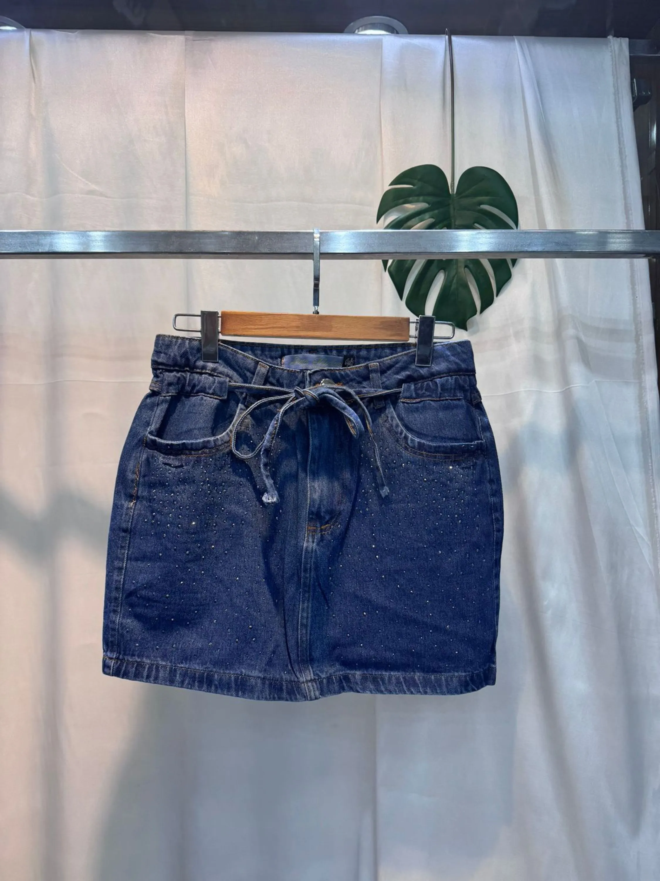 mini saia jeans amarração na cintura