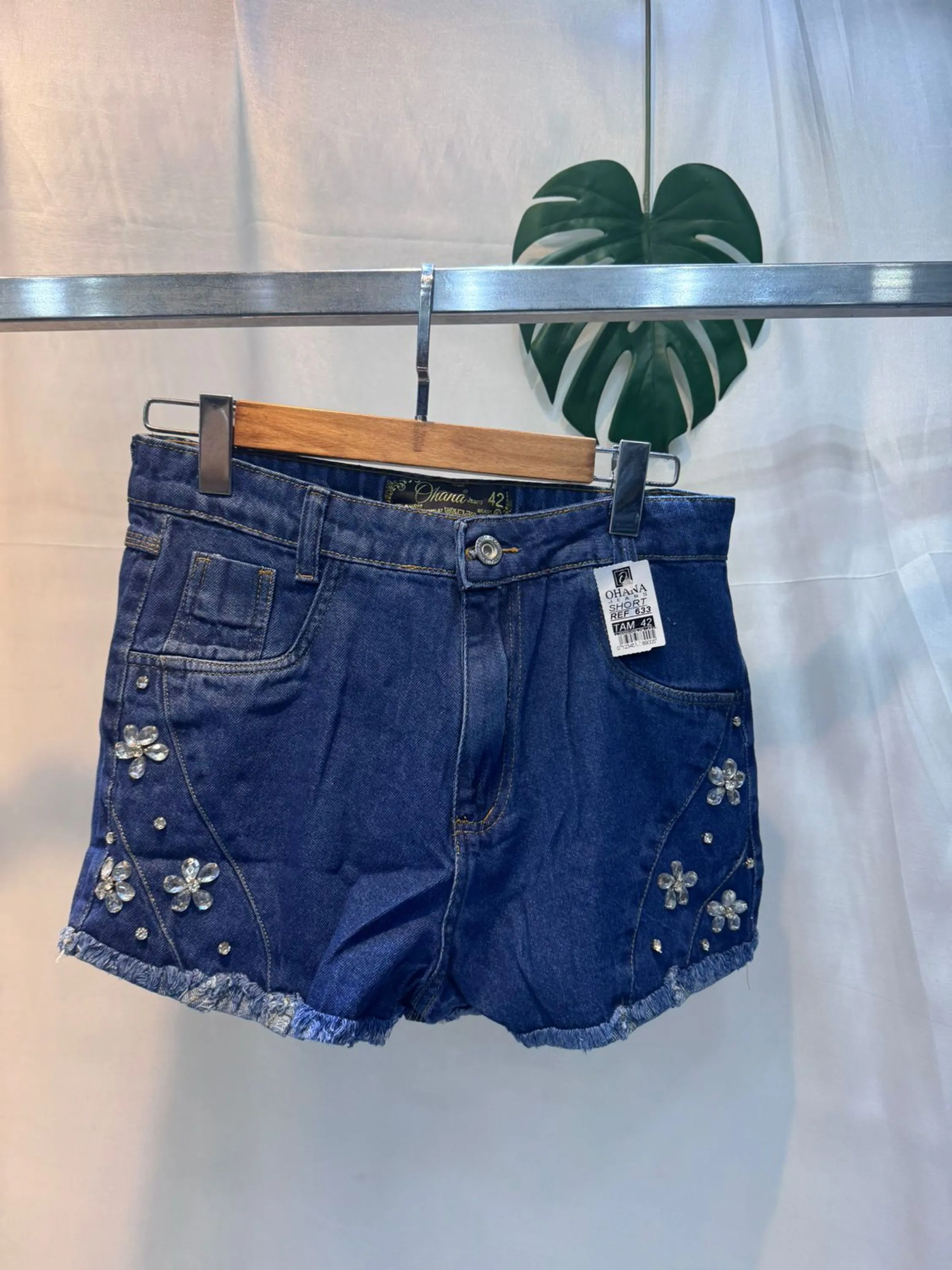 short novo feminino  jeans com bordado em pedraria flor