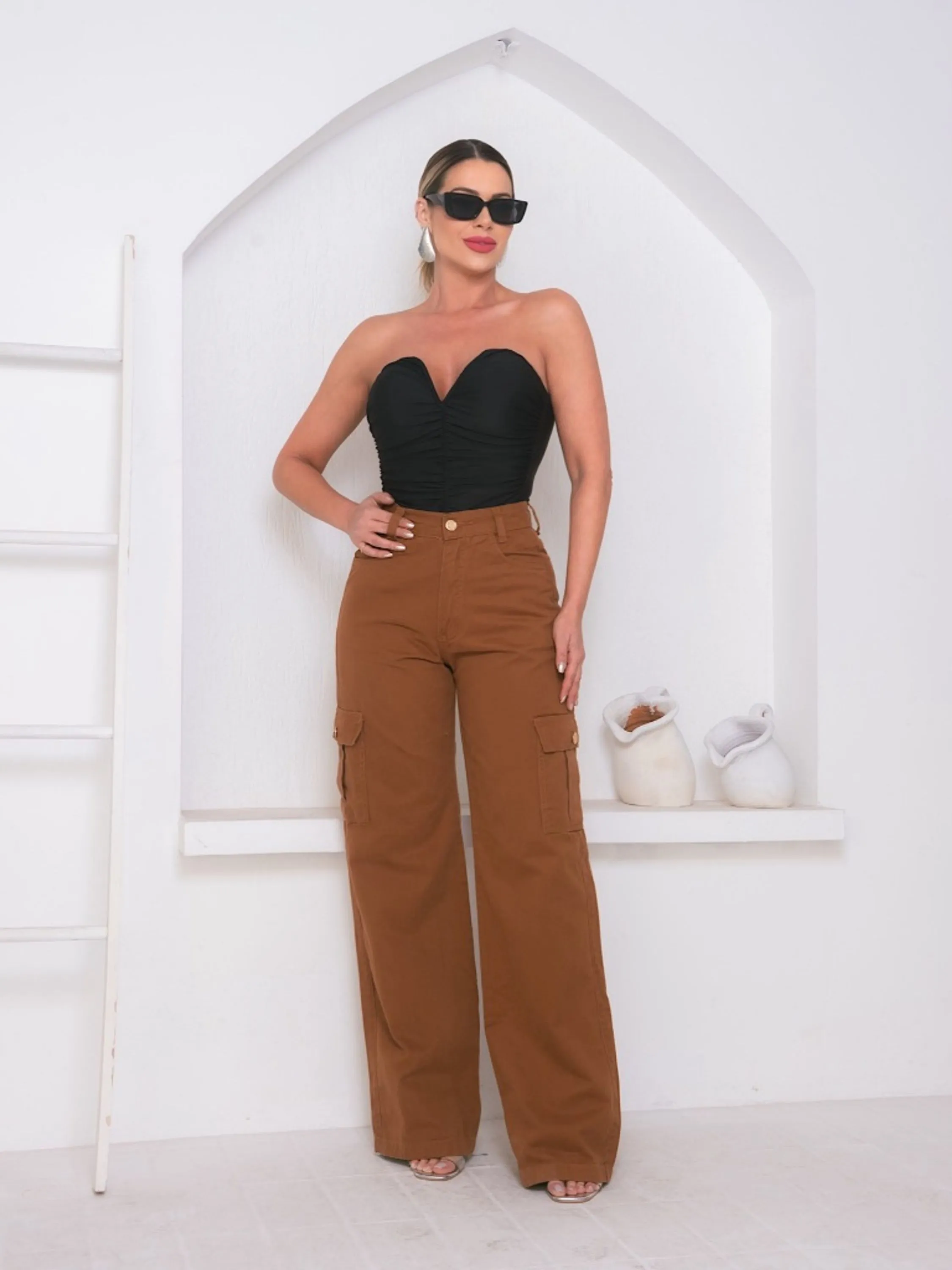 Calça Jeans Cargo Marrom com Botão no Bolso