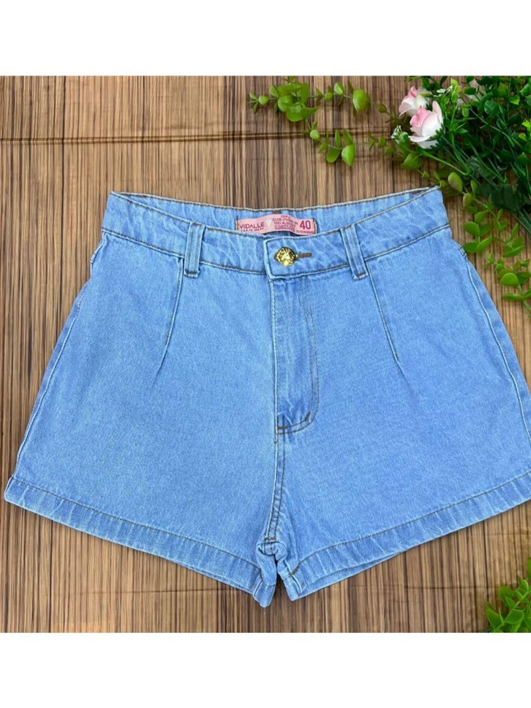 Short Jeans Claro Detalhe Frontal