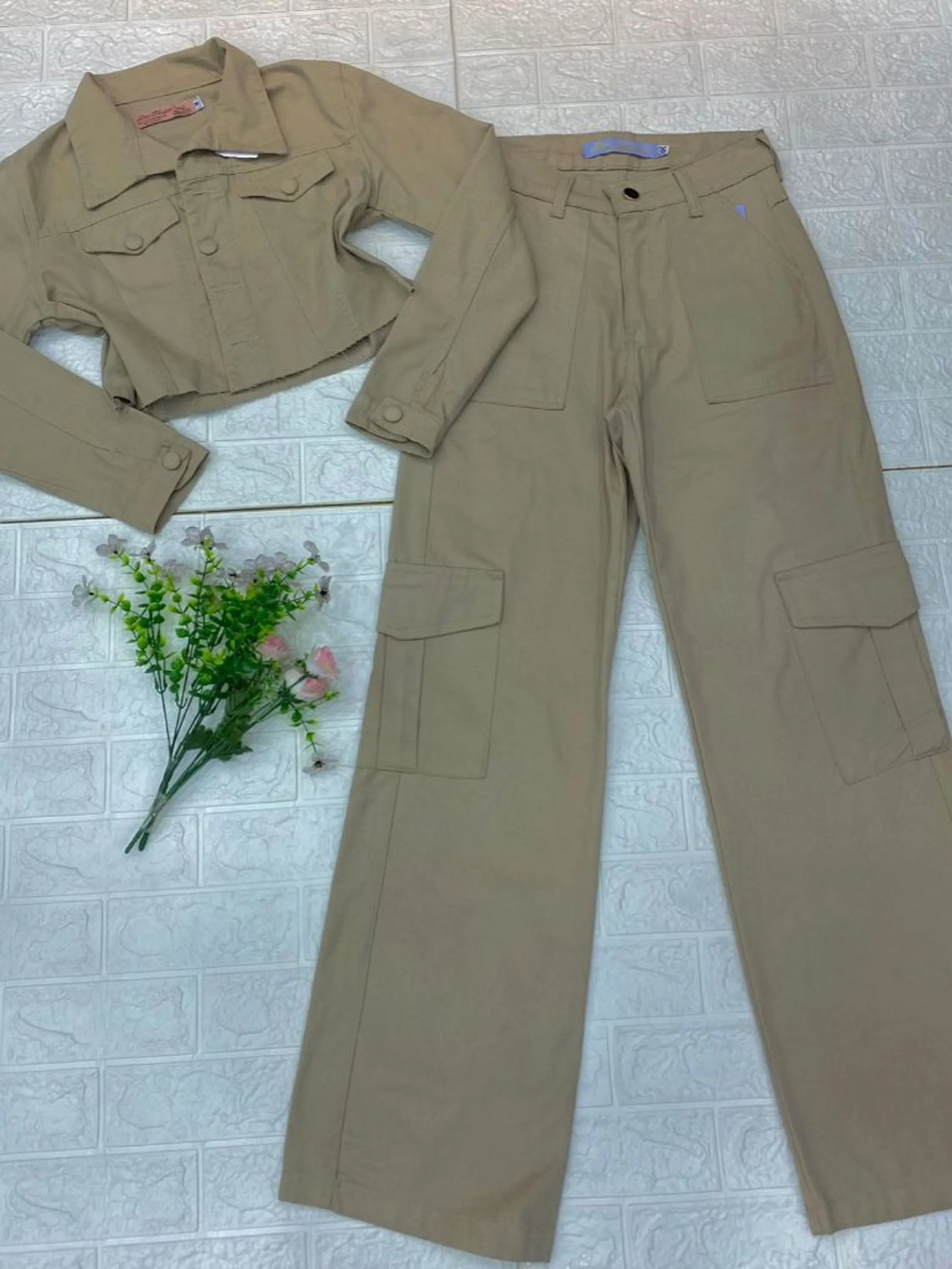 Conjuto Novo Jeans Calça Cargo e Jaqueta Bege