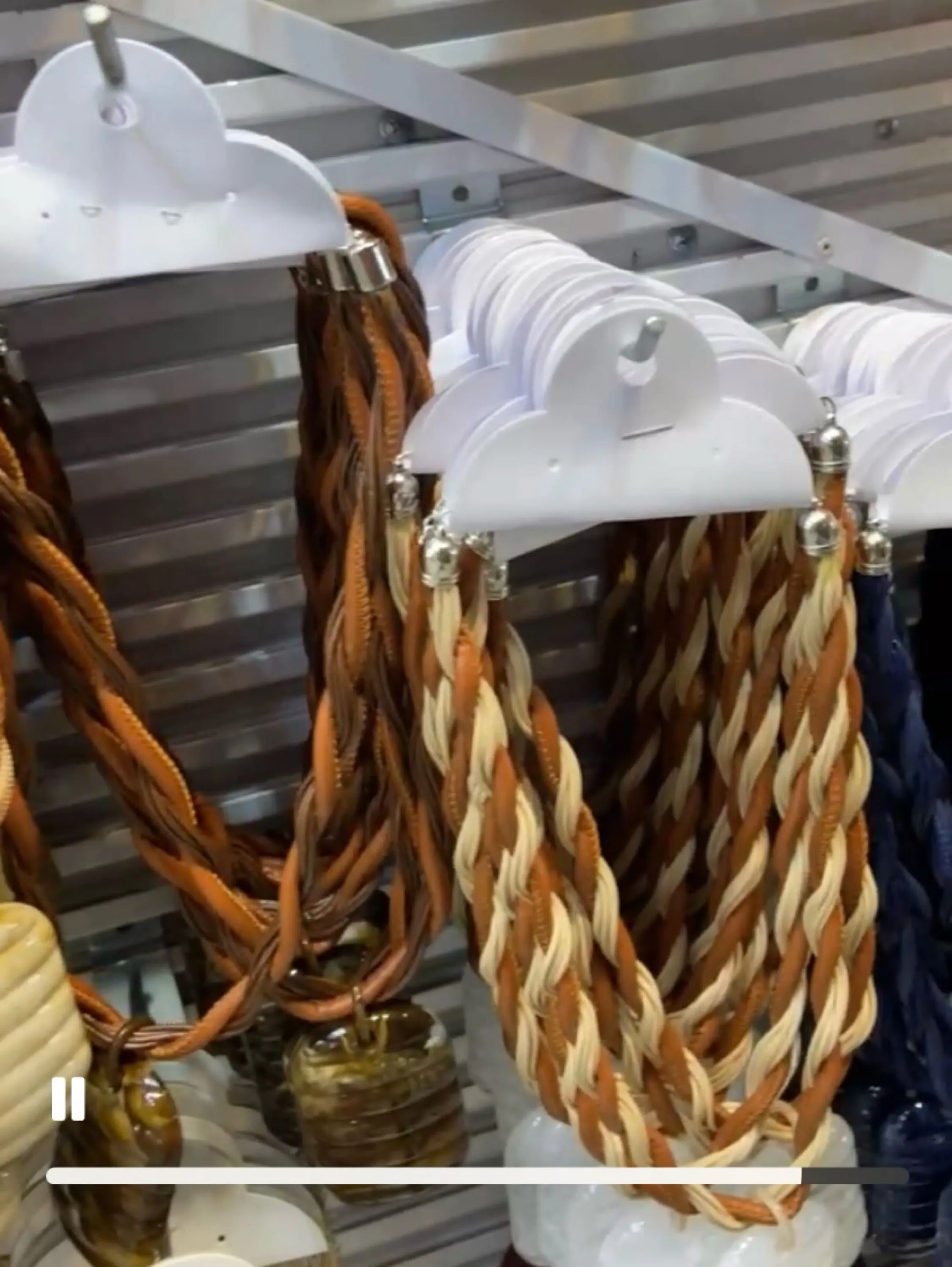 Colares de resinas com cordas it