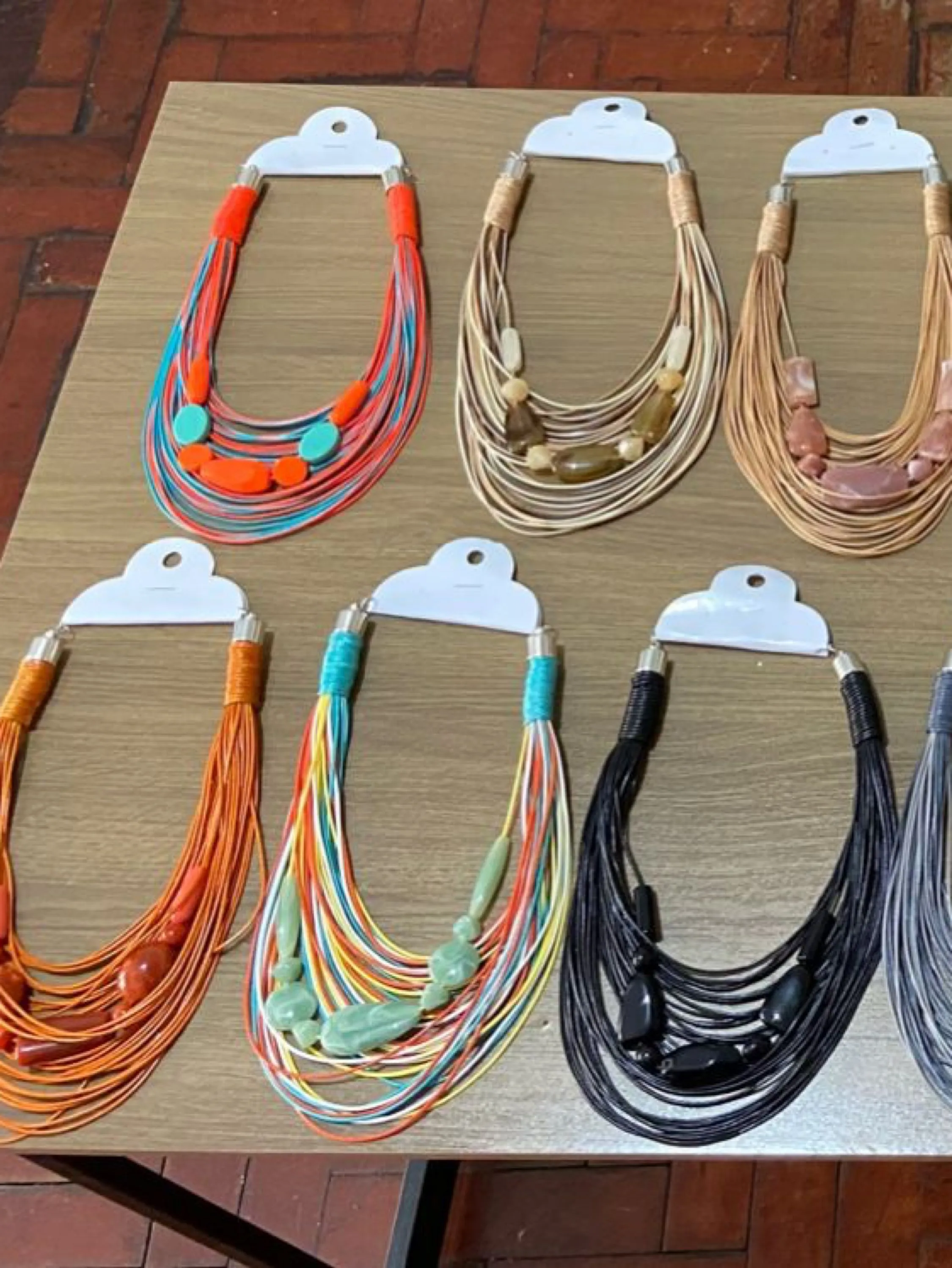 Colar de fios com pedras It