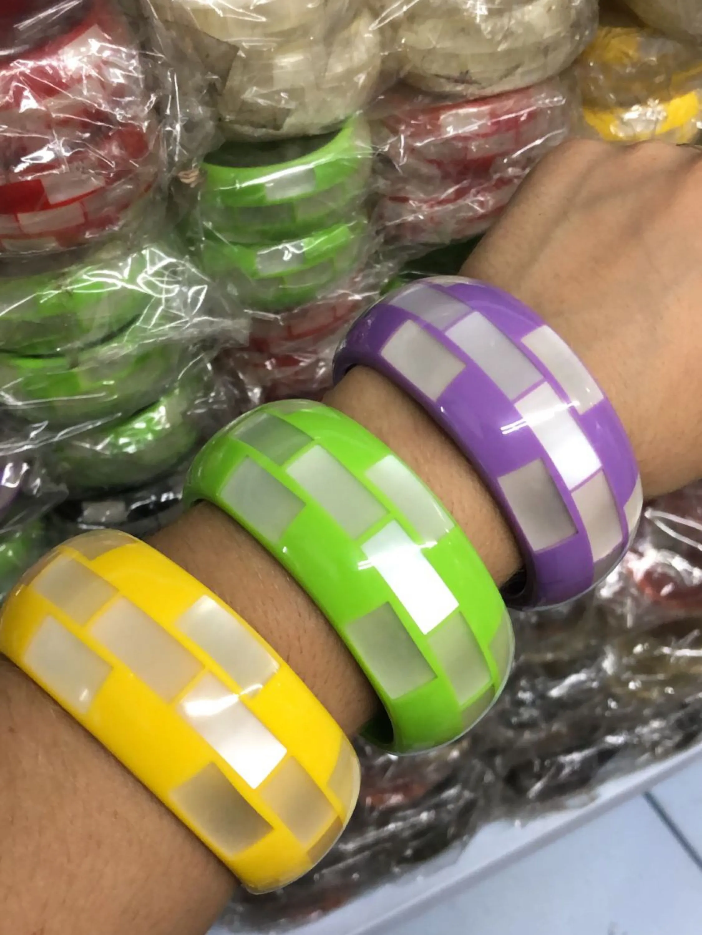 Pulseiras de acrílico na dúzia por modelo