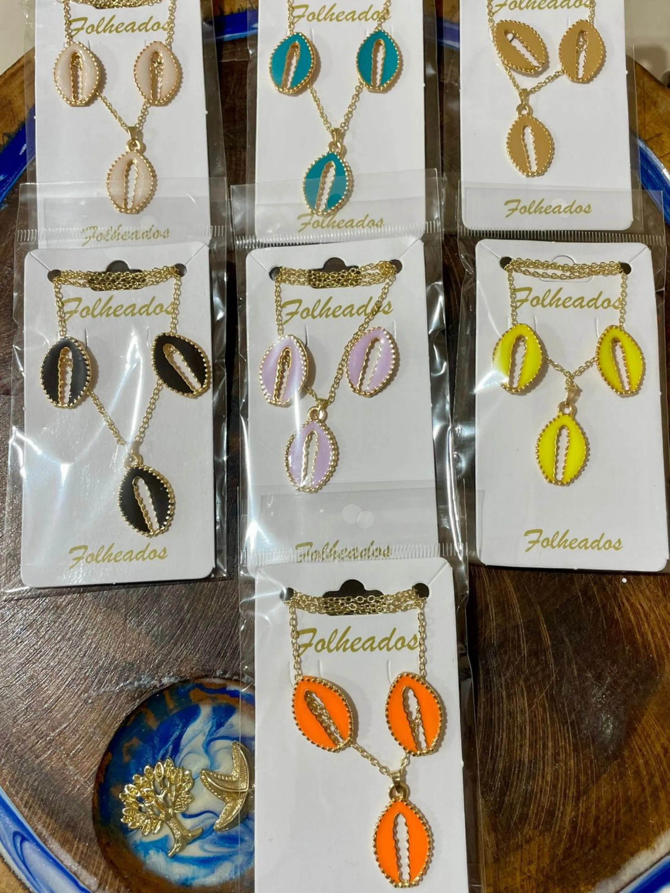 Colar com búzios resinados
