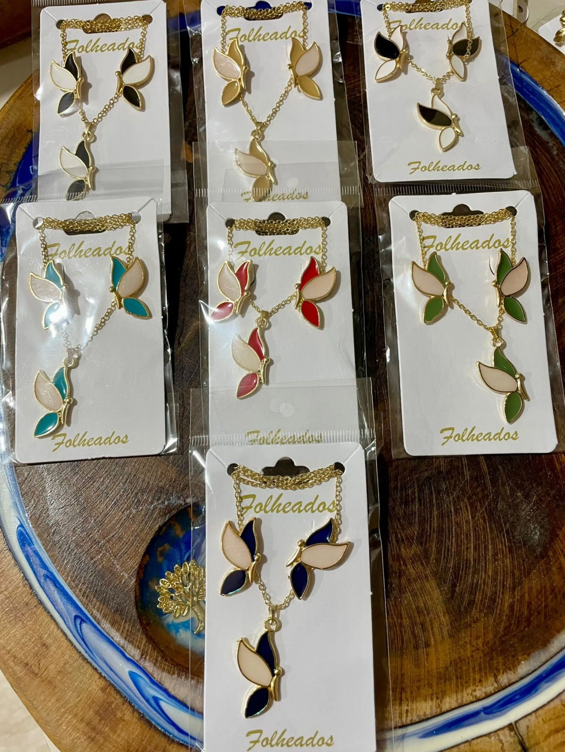 Colar de borboletas resinadas