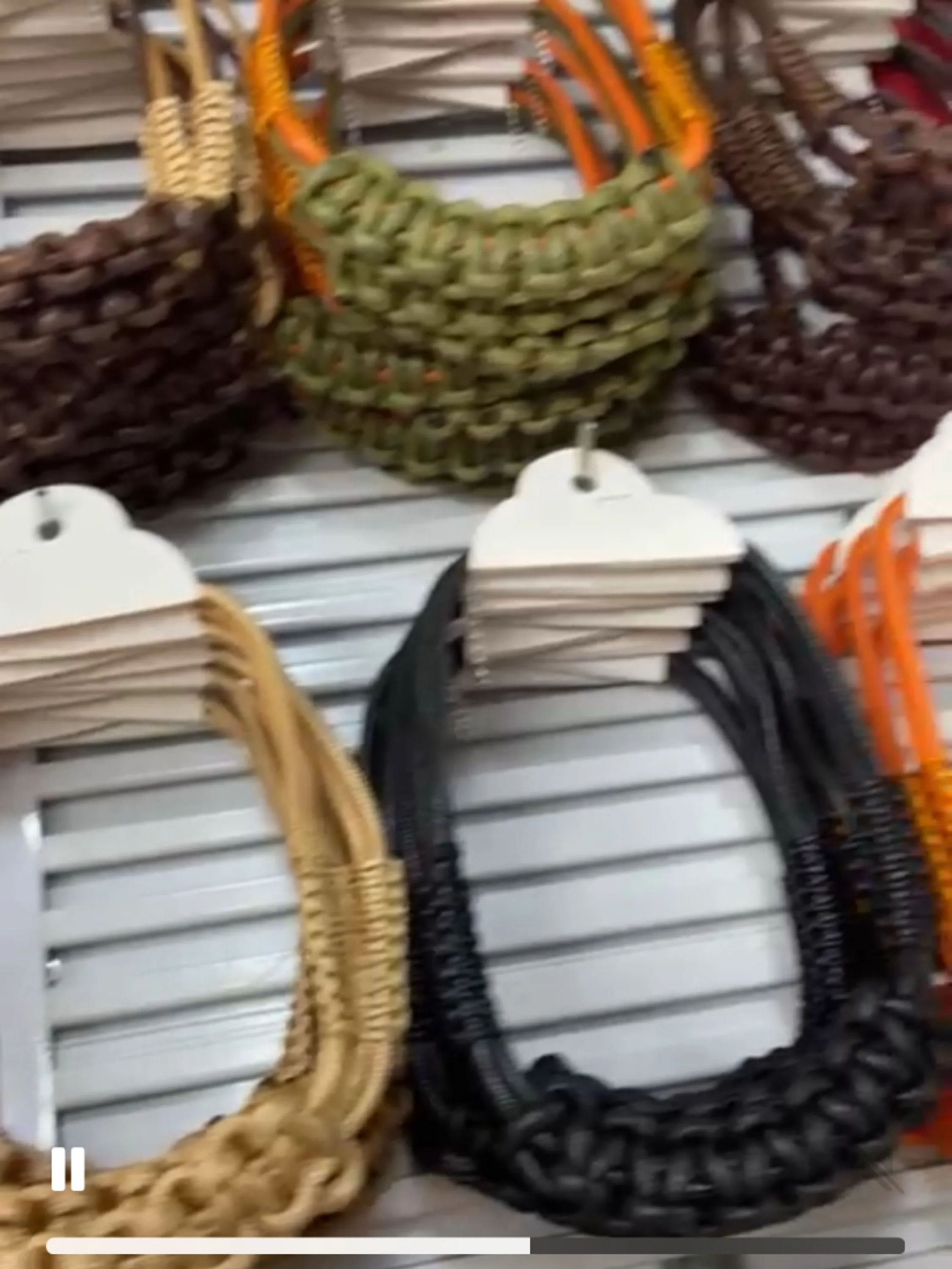 Colar trançados de cordas it