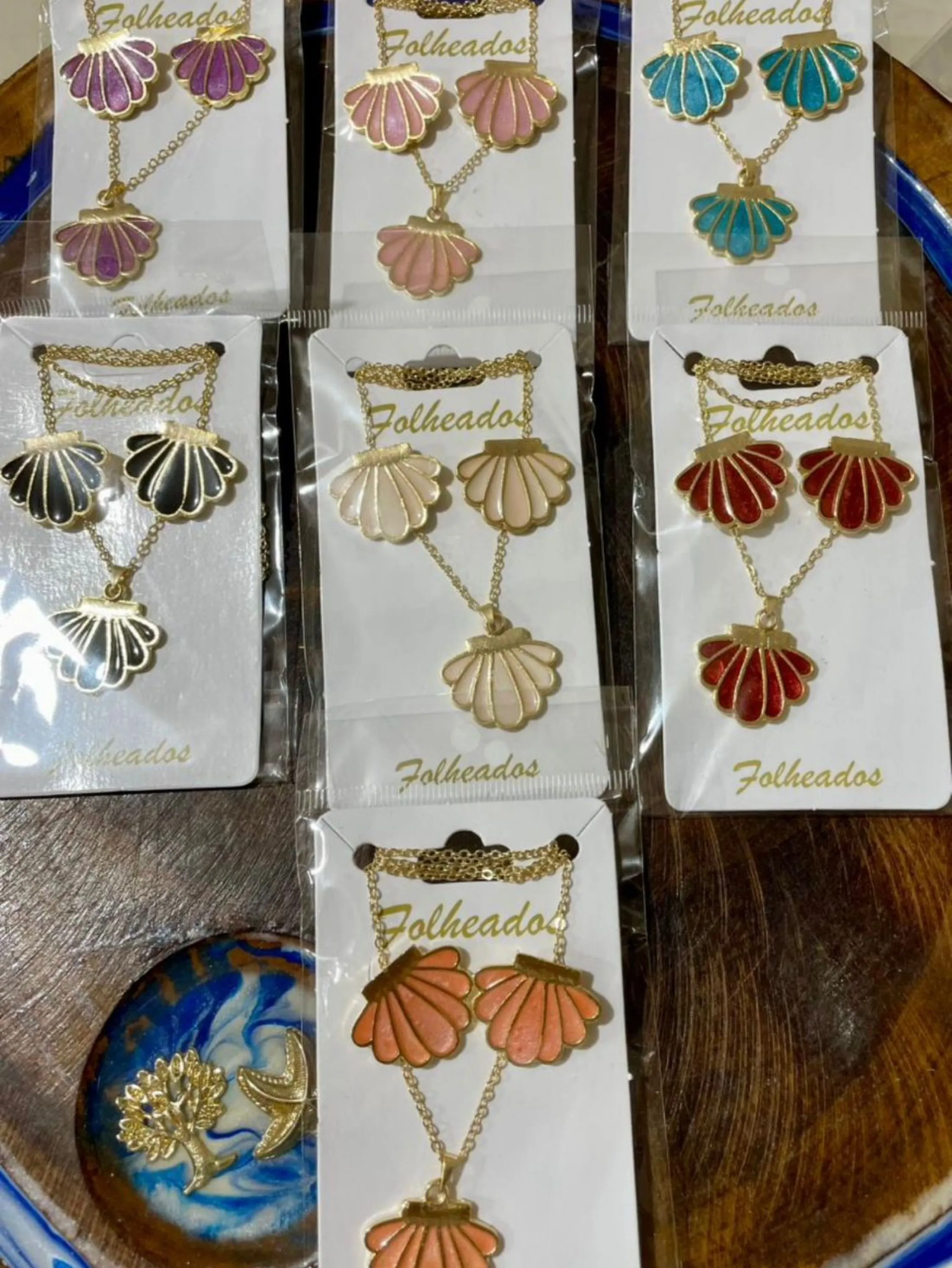 Colar de conchas resinados