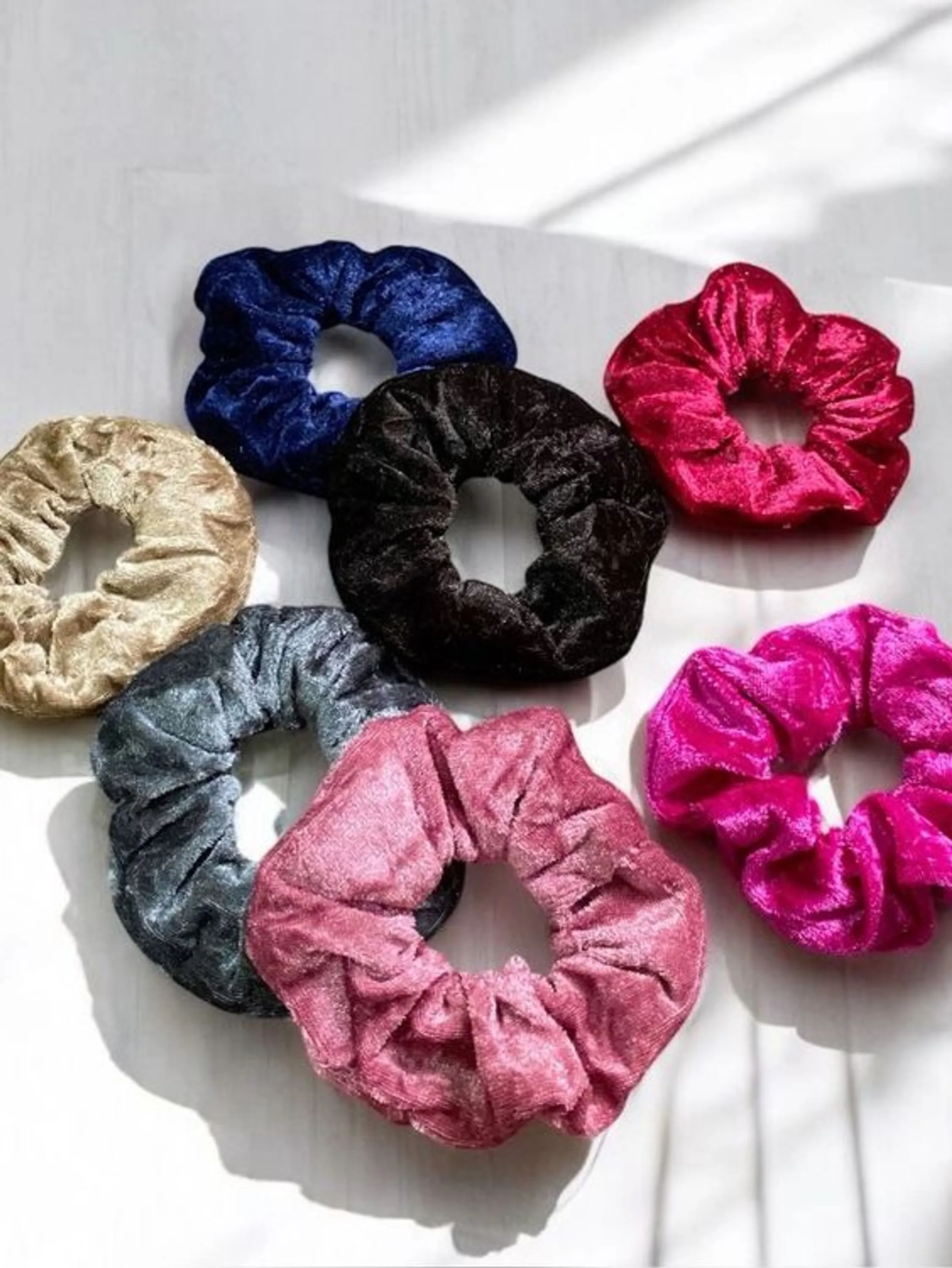 Scrunchie de Veludo Colorida e Preta