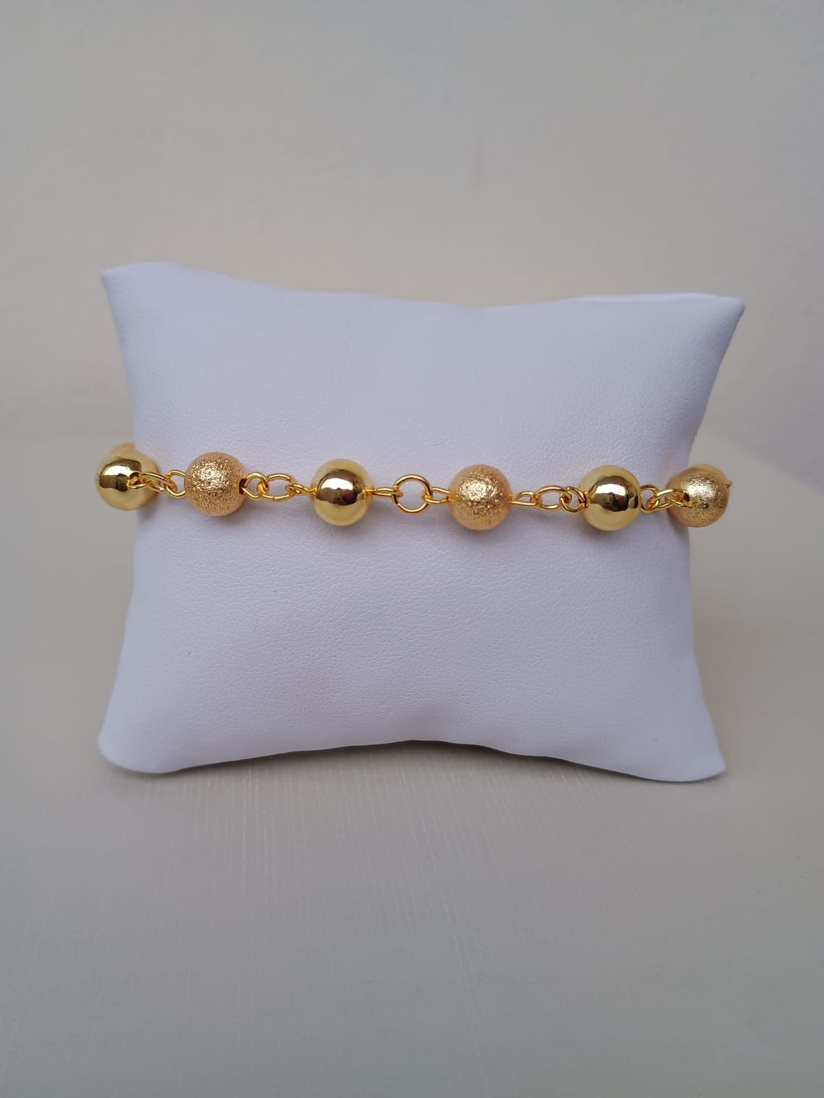 Pulseira com bolinhas foscas e lisas