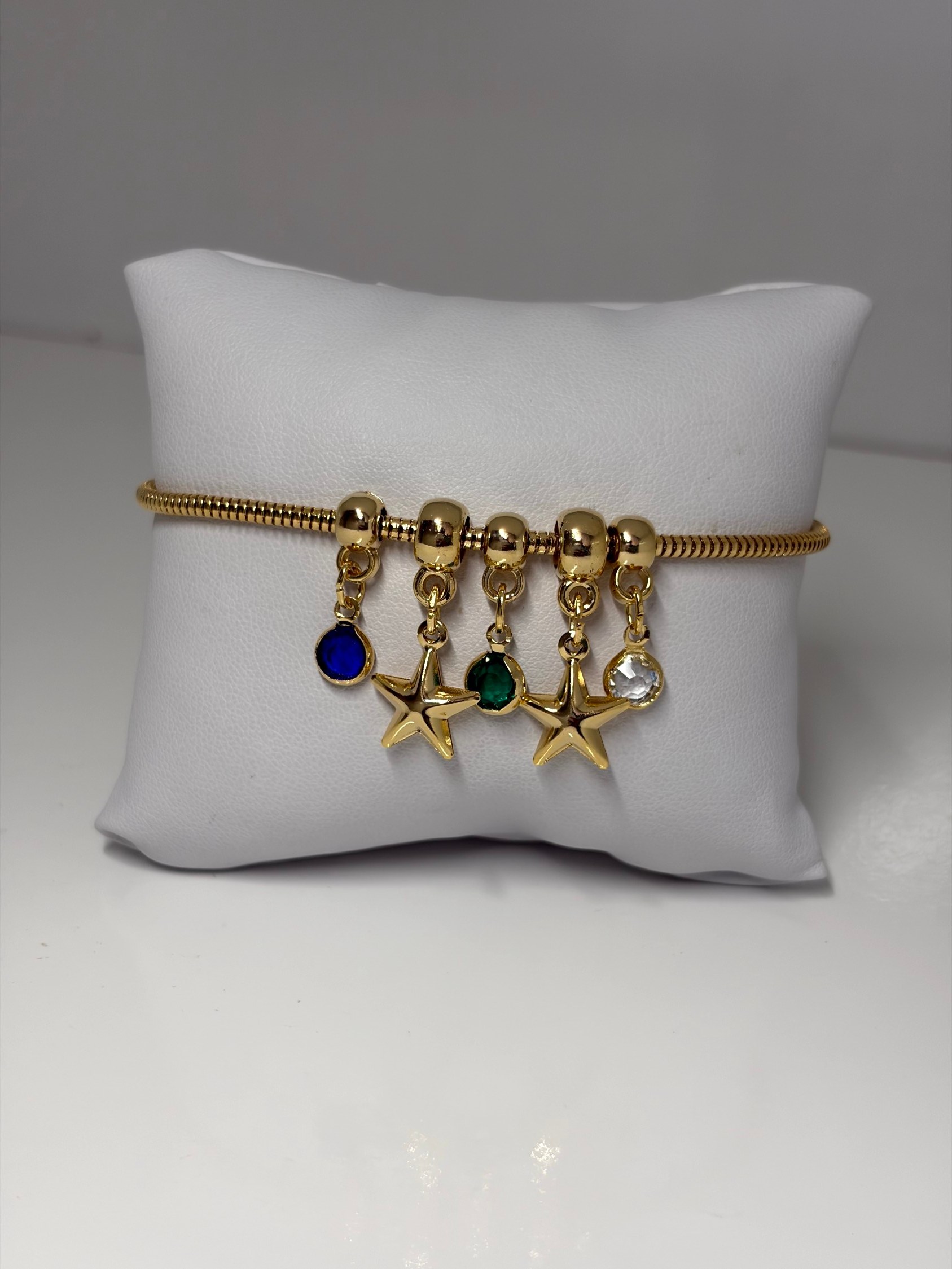 Pulseira com estrelas e cristais coloridos