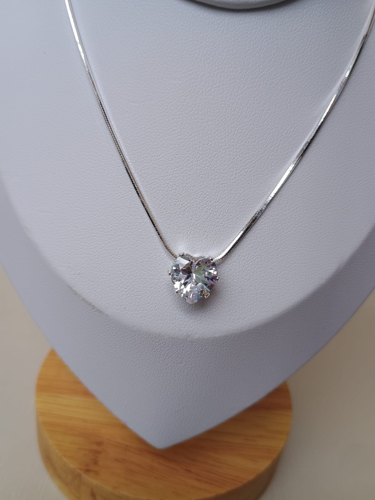 Colar delicado com pingente de coração de cristal