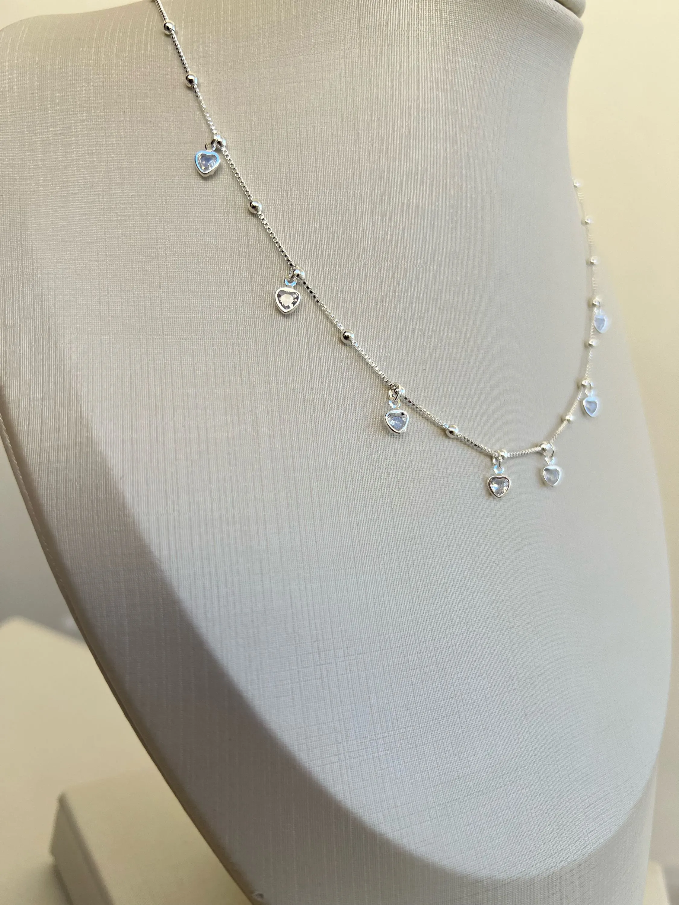 Choker pingente ponto em formato de coração