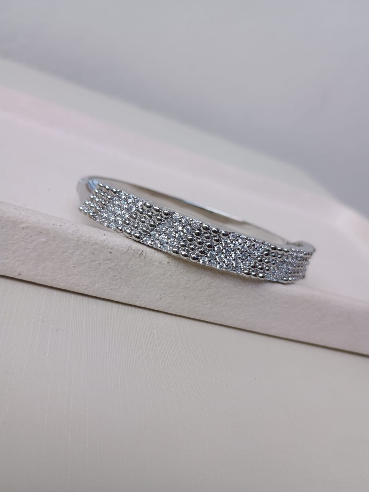 Bracelete com detalhes de bolinhas e zircônias