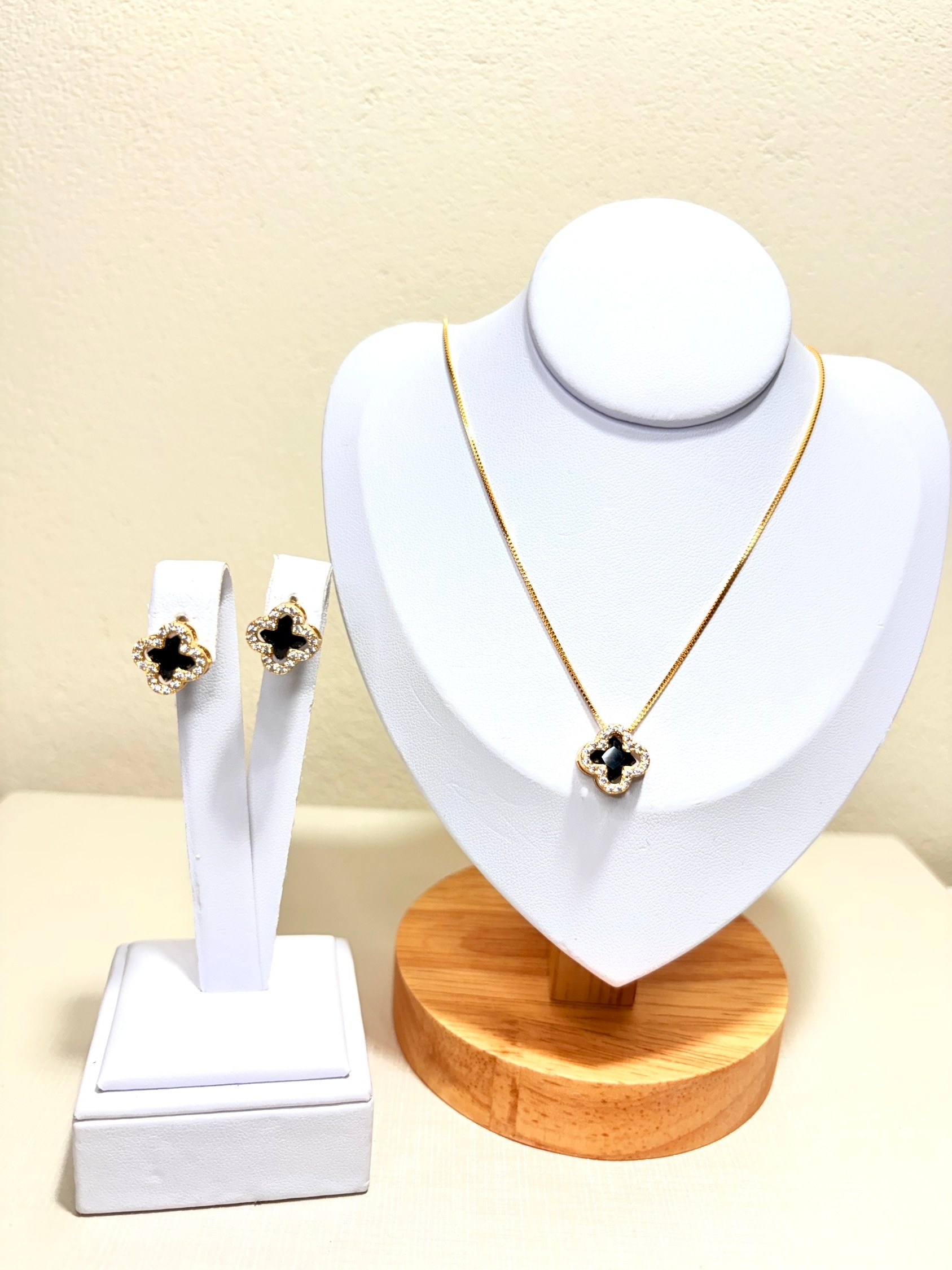 Conjunto de trevo cravejado