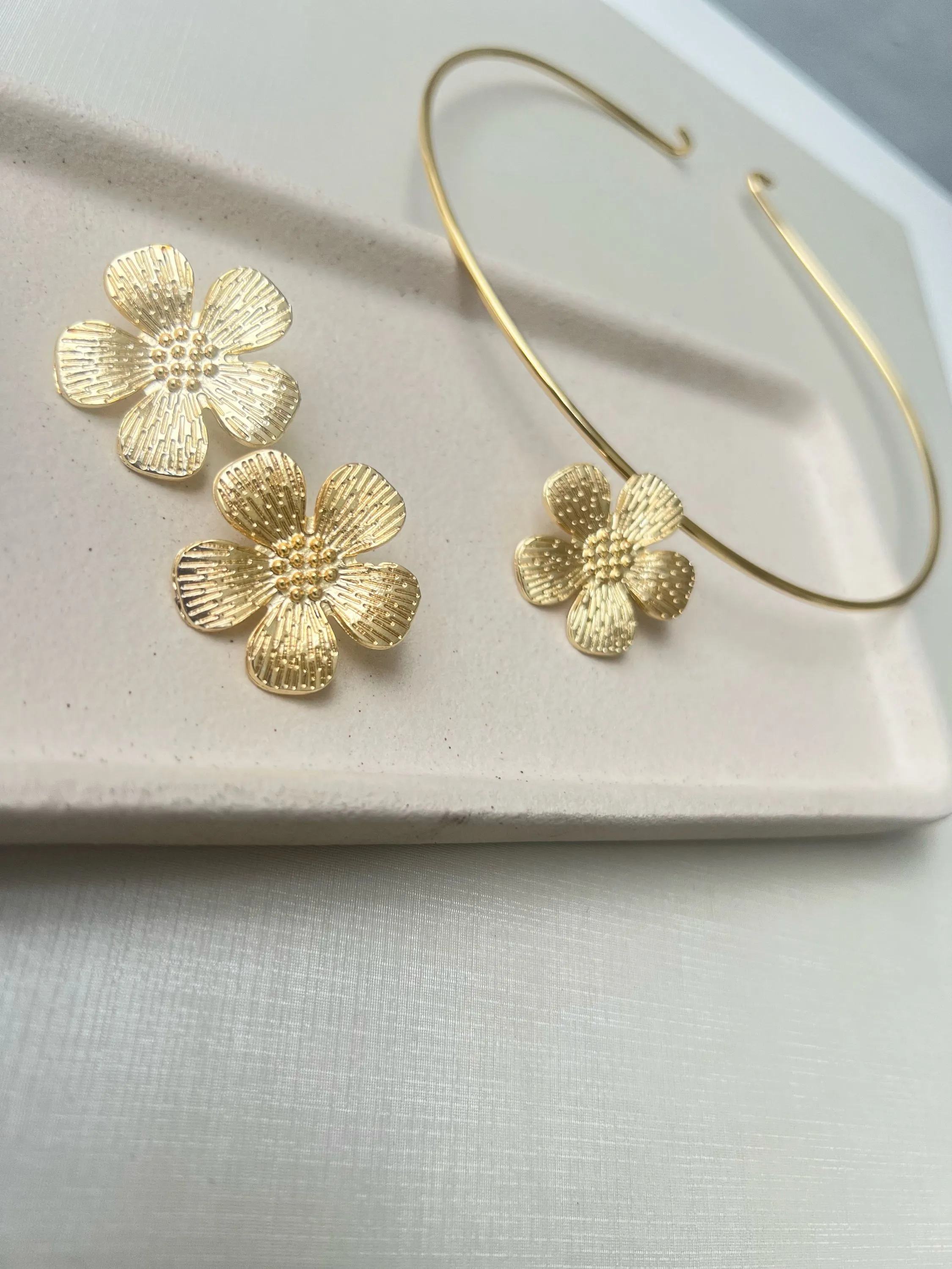 Conjunto Choker e brinco modelo flor