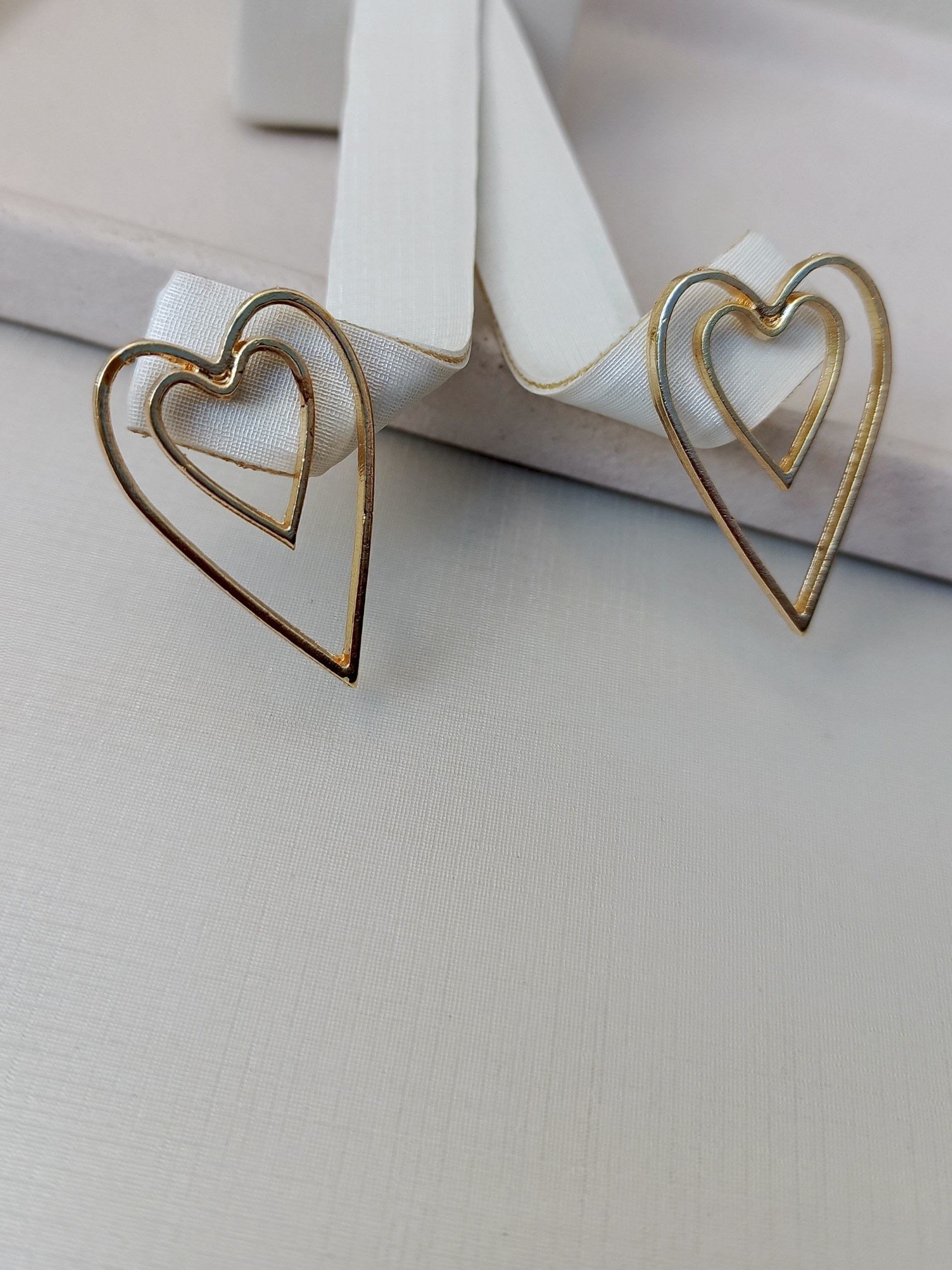 Brinco com dois corações vazados