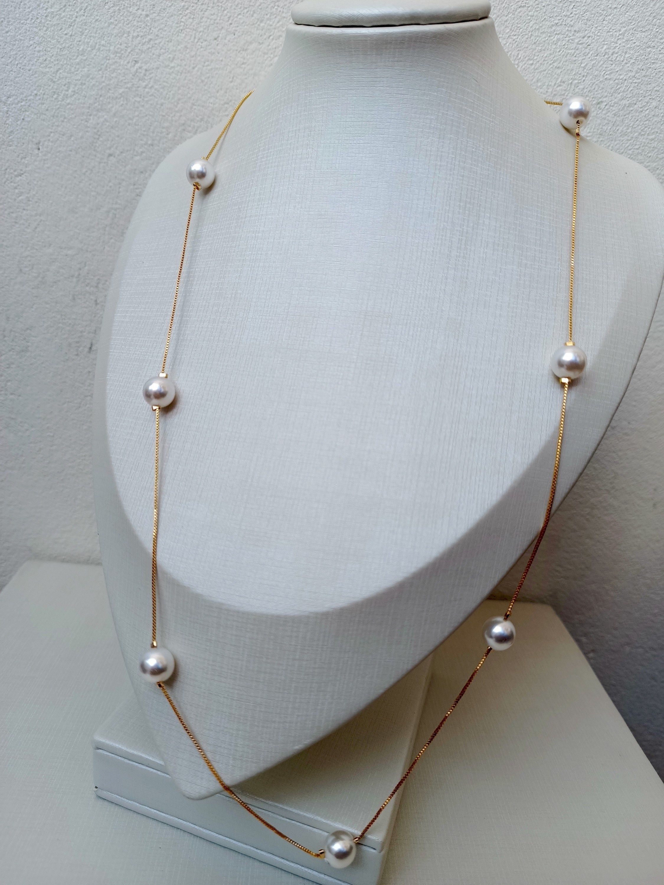 Colar longuinho com bolinhas brancas