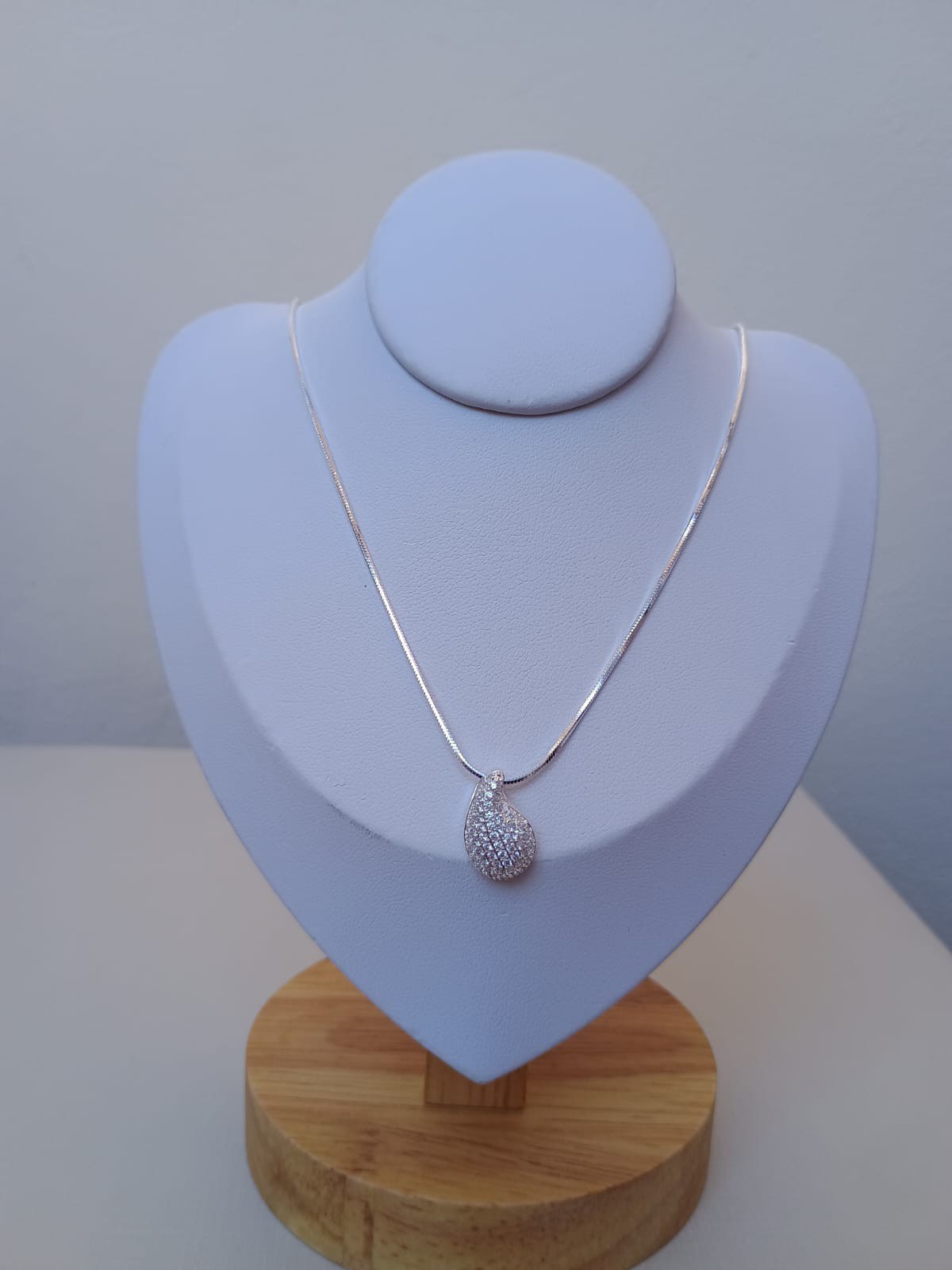 Colar com gota cravejada