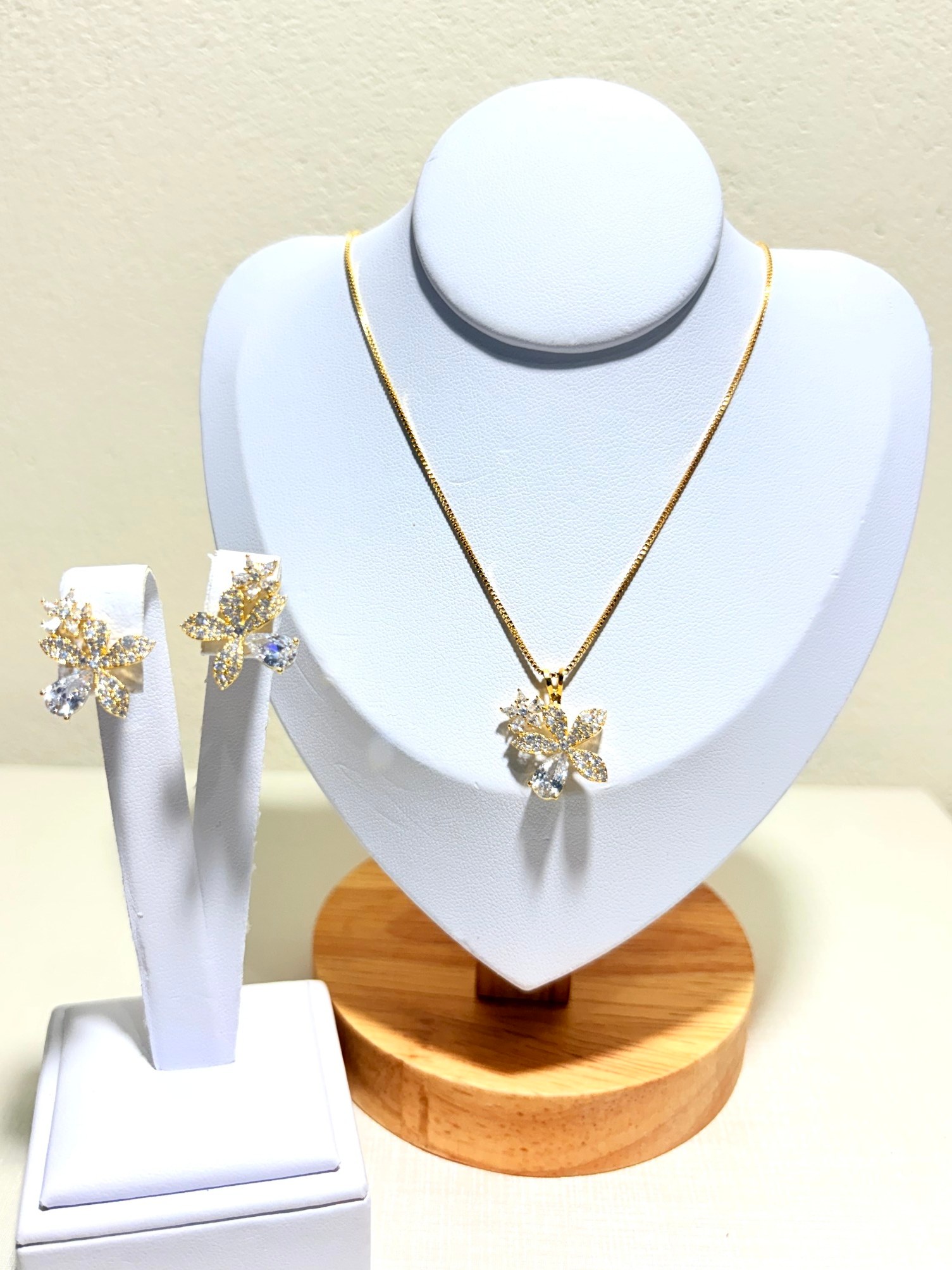 Conjunto cravejado com zircônias