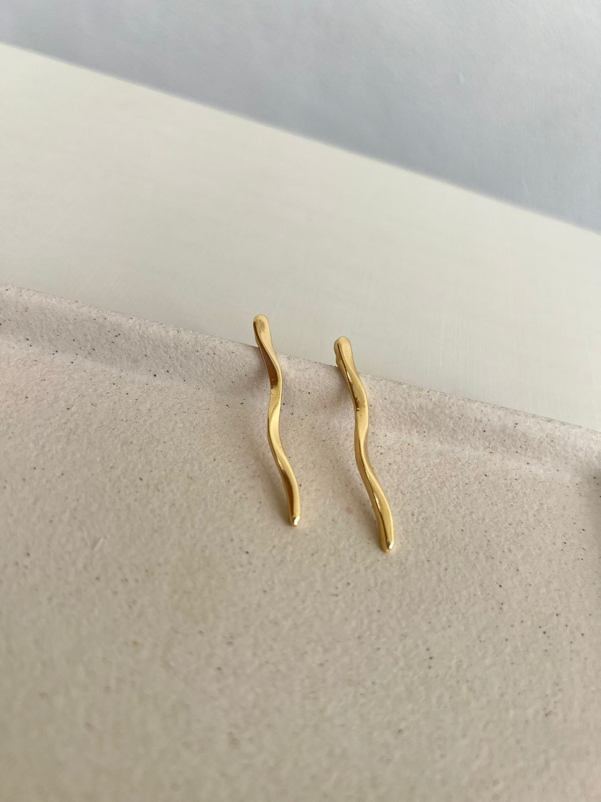 Brincos ondulados dourado