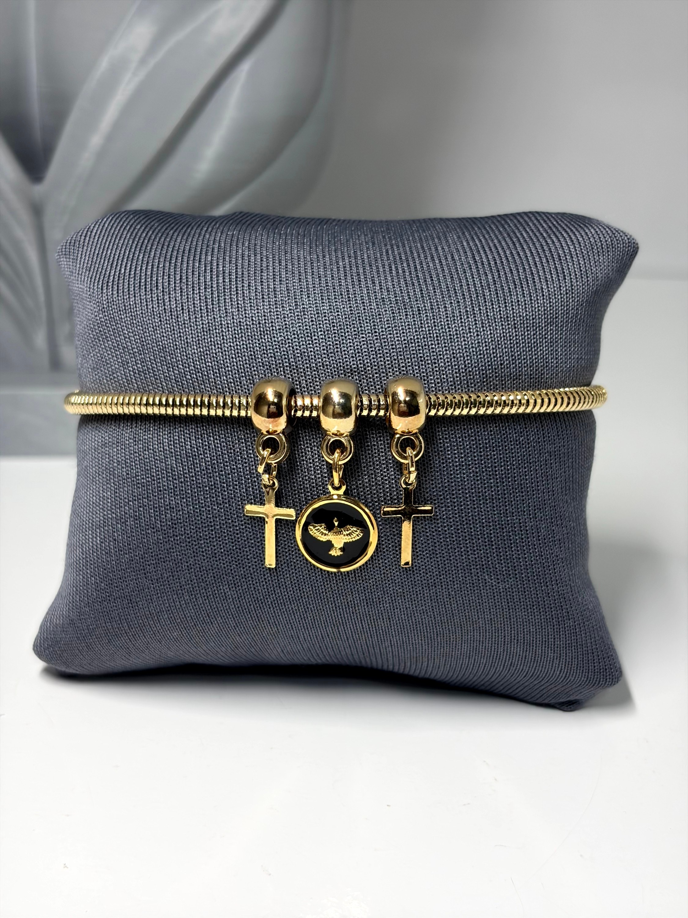 Pulseira com pingentes religiosos